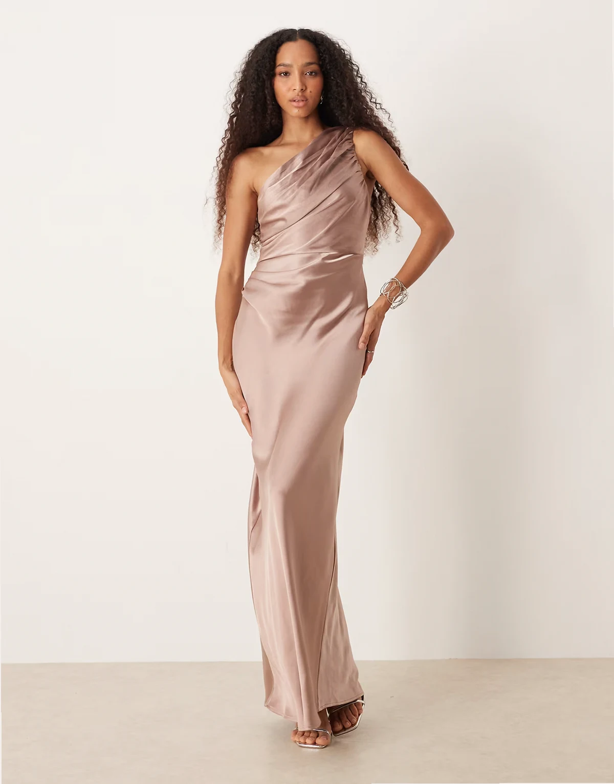 Bridesmaids – Juliet – Szaroróżowa sukienka maxi na jedno ramię ze zbieranego materiału