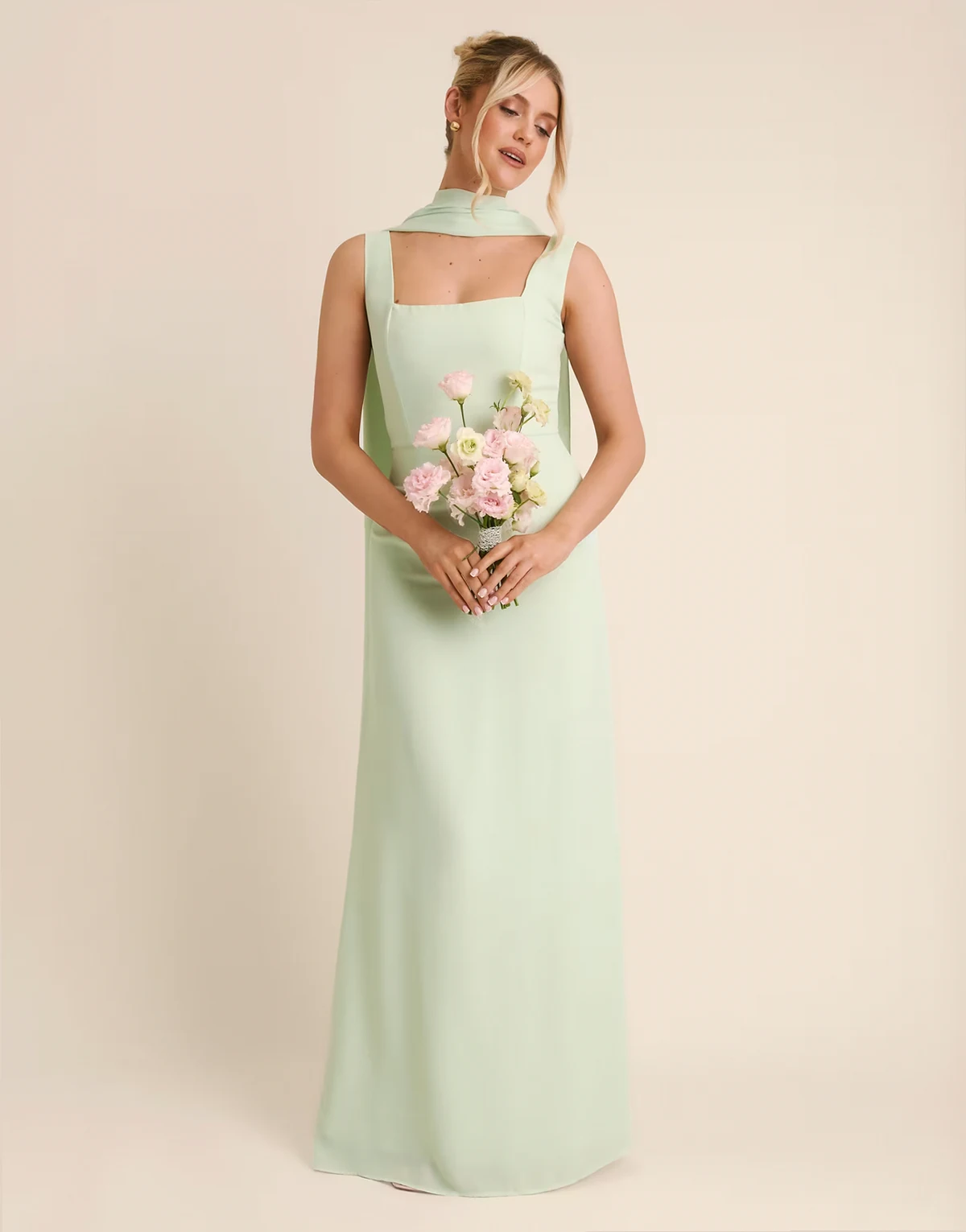 Bridesmaid – Miętowozielona sukienka maxi z kwadratowym dekoltem i szalikiem z krepy