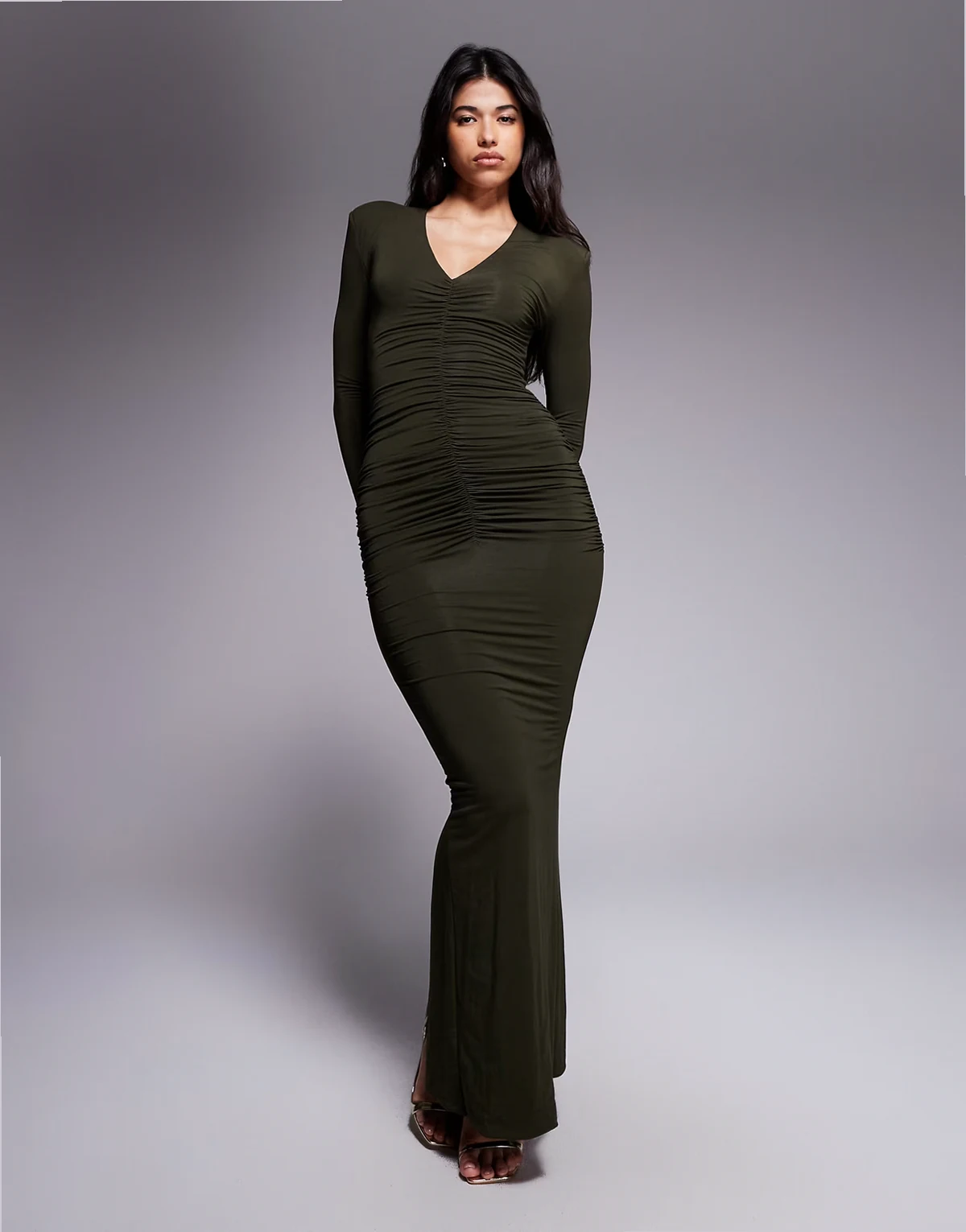 – Drew – Formendes, hautenges Maxikleid in Khaki mit tiefem Ausschnitt, gerafftem Design und Schulterpolstern