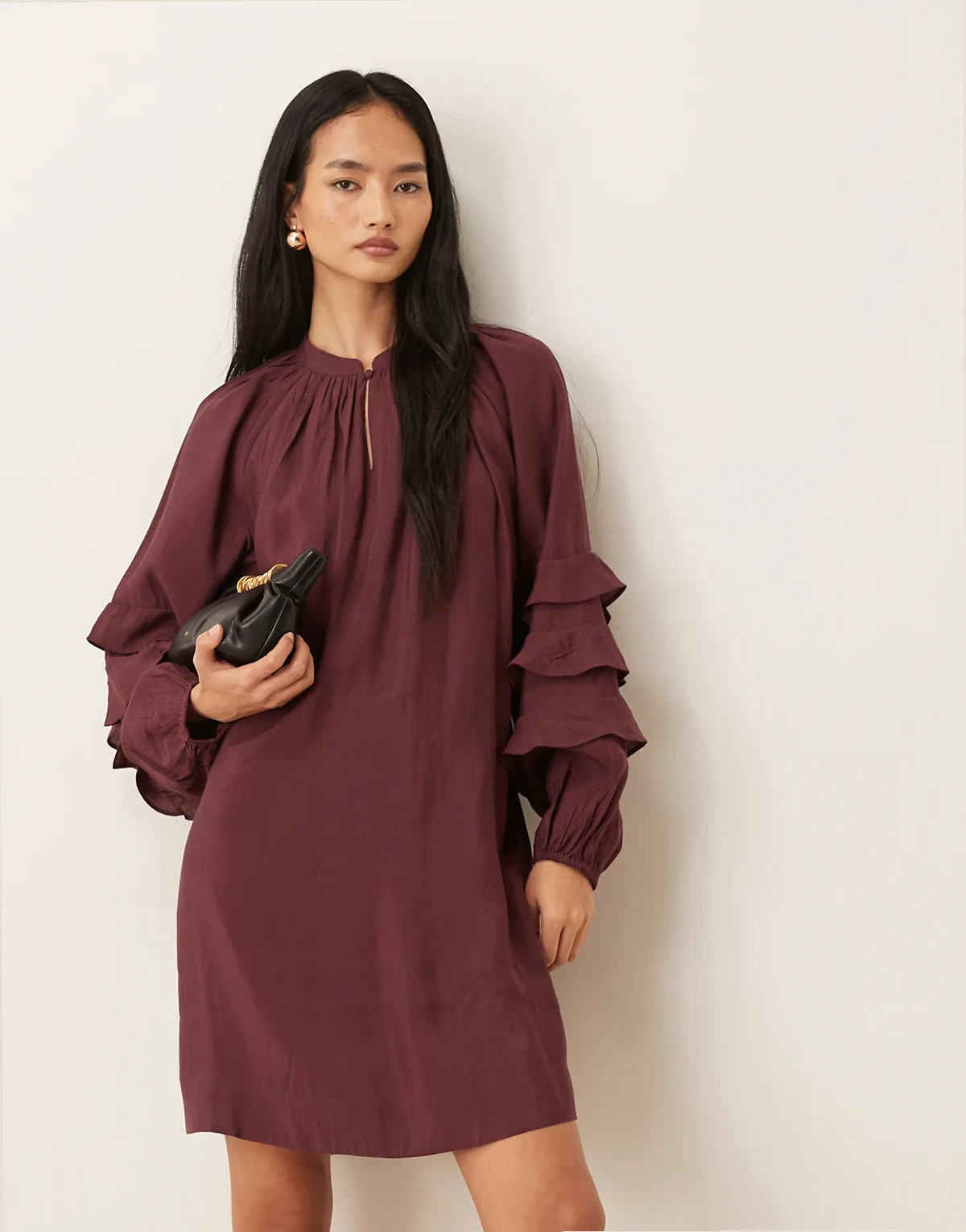 – Minikleid im Boho-Stil in Burgunderrot mit Rüschenärmeln und Bindegürtel