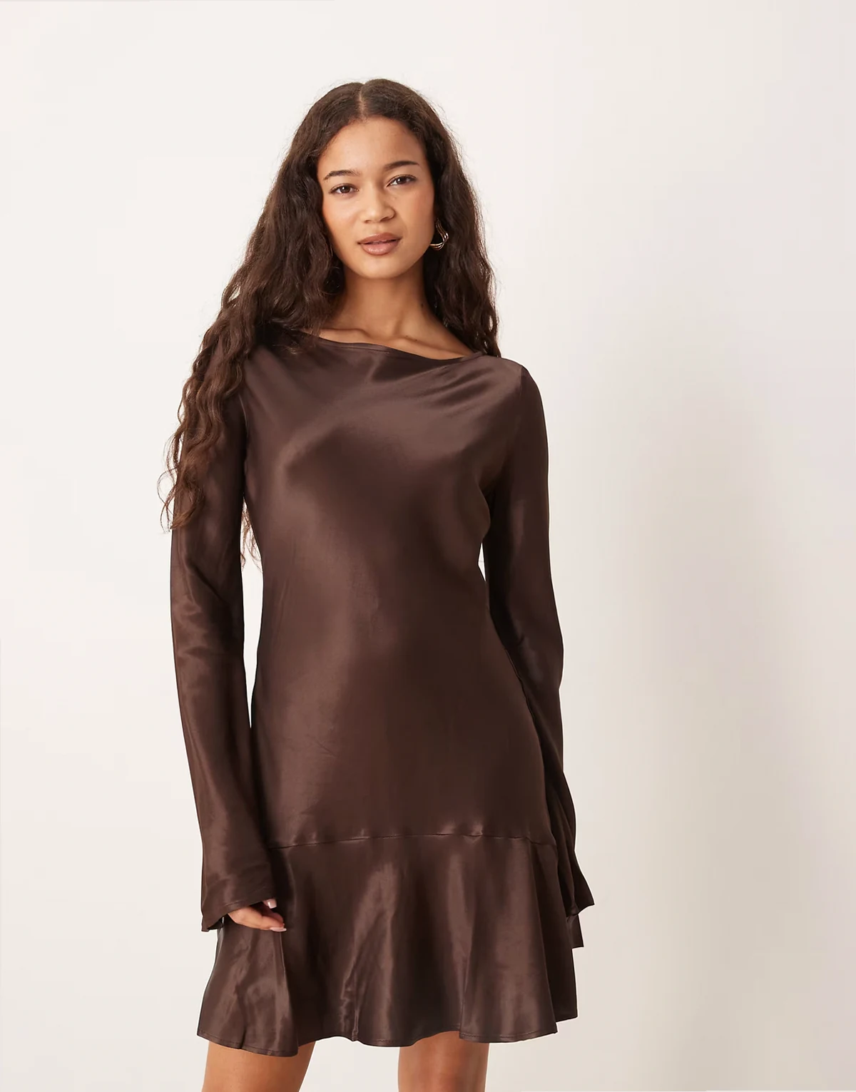 – Minikleid aus Satin in Schokobraun mit tiefer Taille