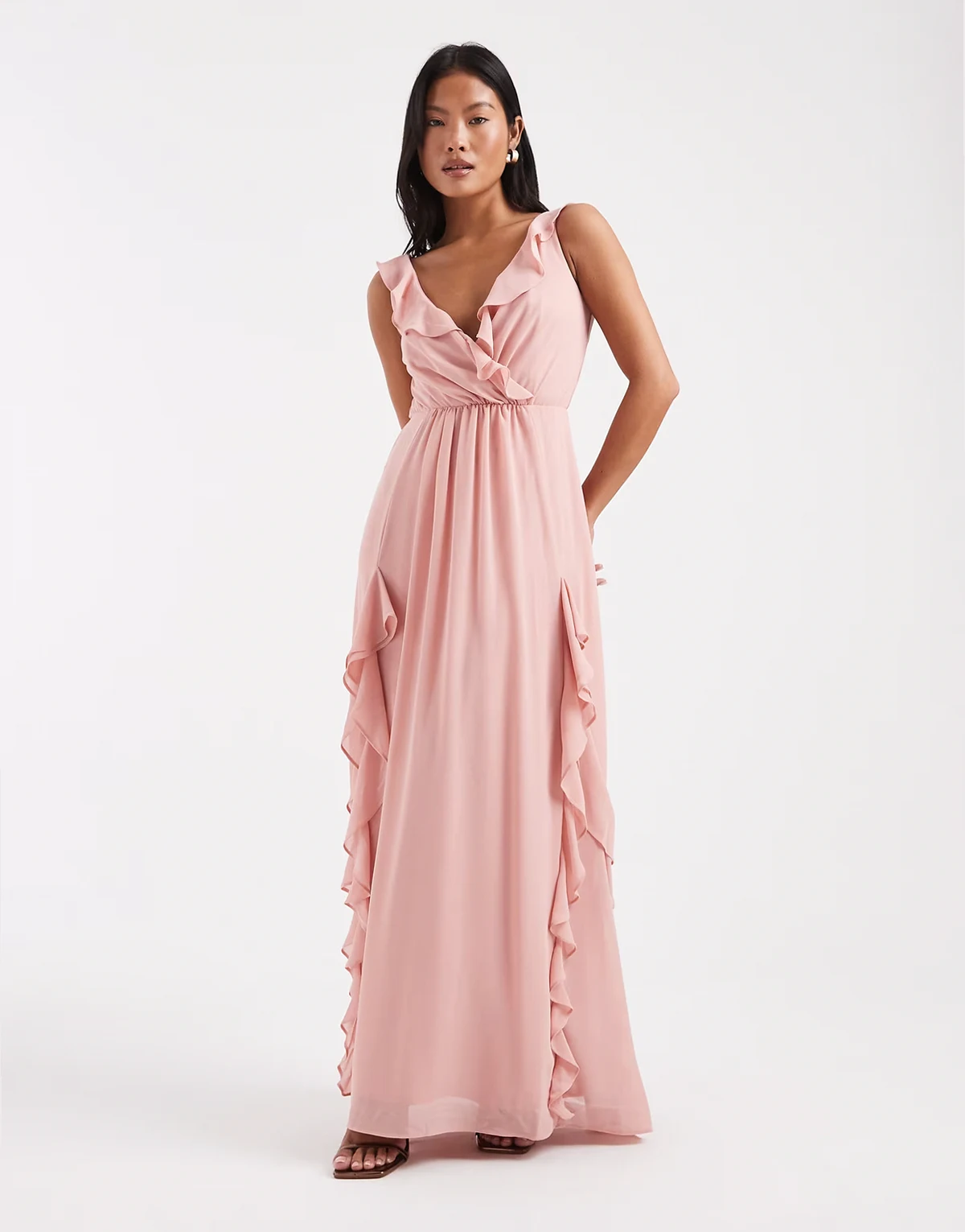 Bridesmaid – Różowa, szyfonowa sukienka maxi z falbankami i dekoltem w szpic