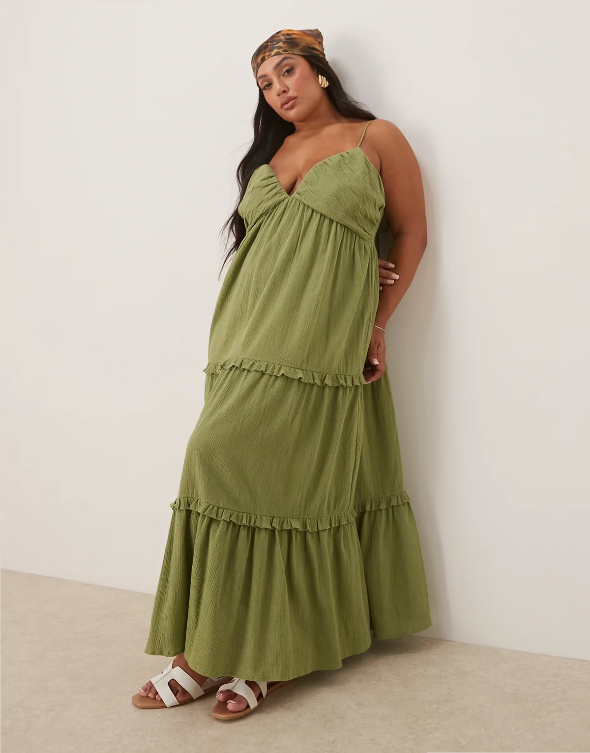 ASOS DESIGN Curve – Oliwkowa gnieciona sukienka maxi na ramiączkach
