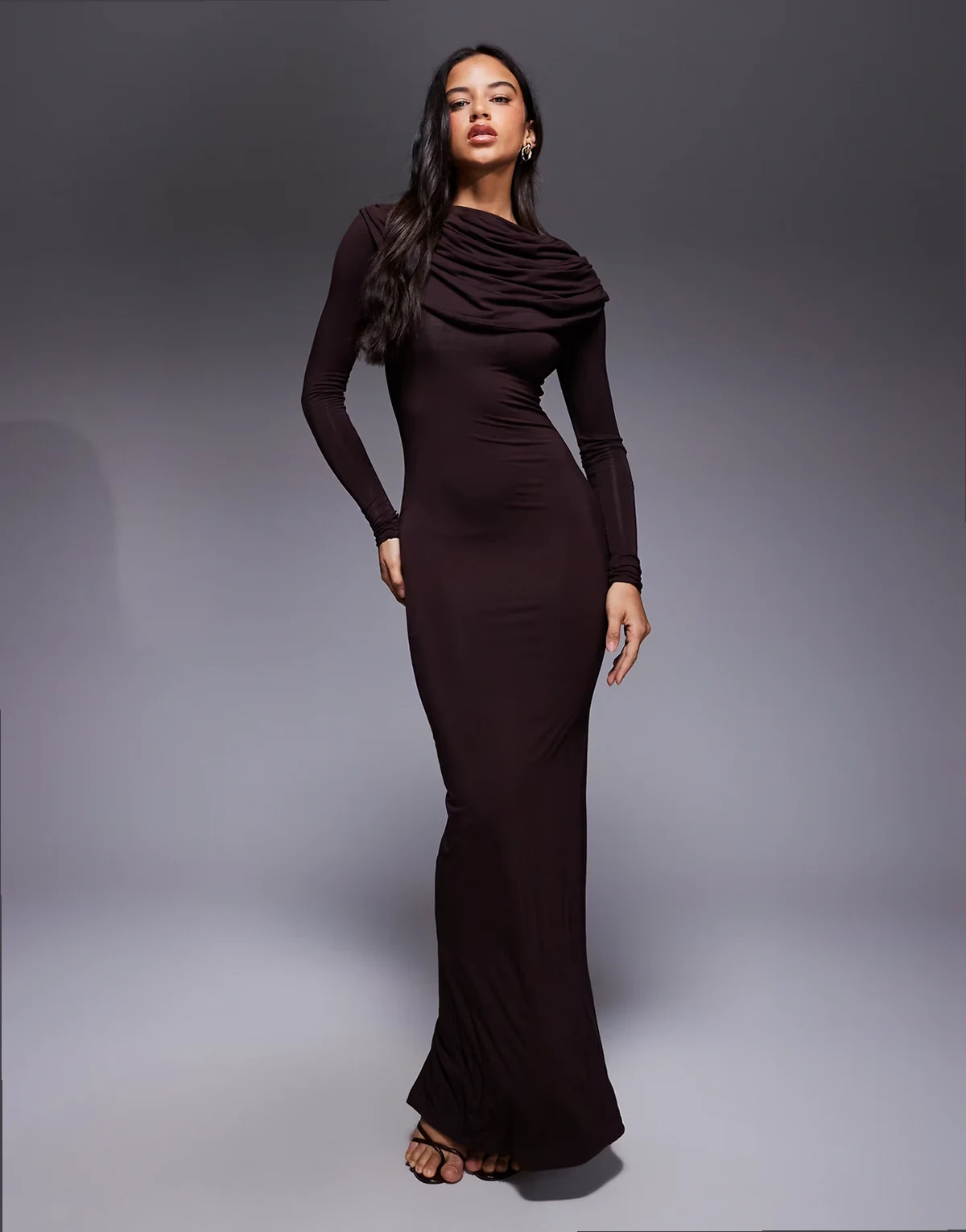 – Grace – Langärmliges Maxikleid in Espresso mit doppellagigem, drapiertem Cape-Detail