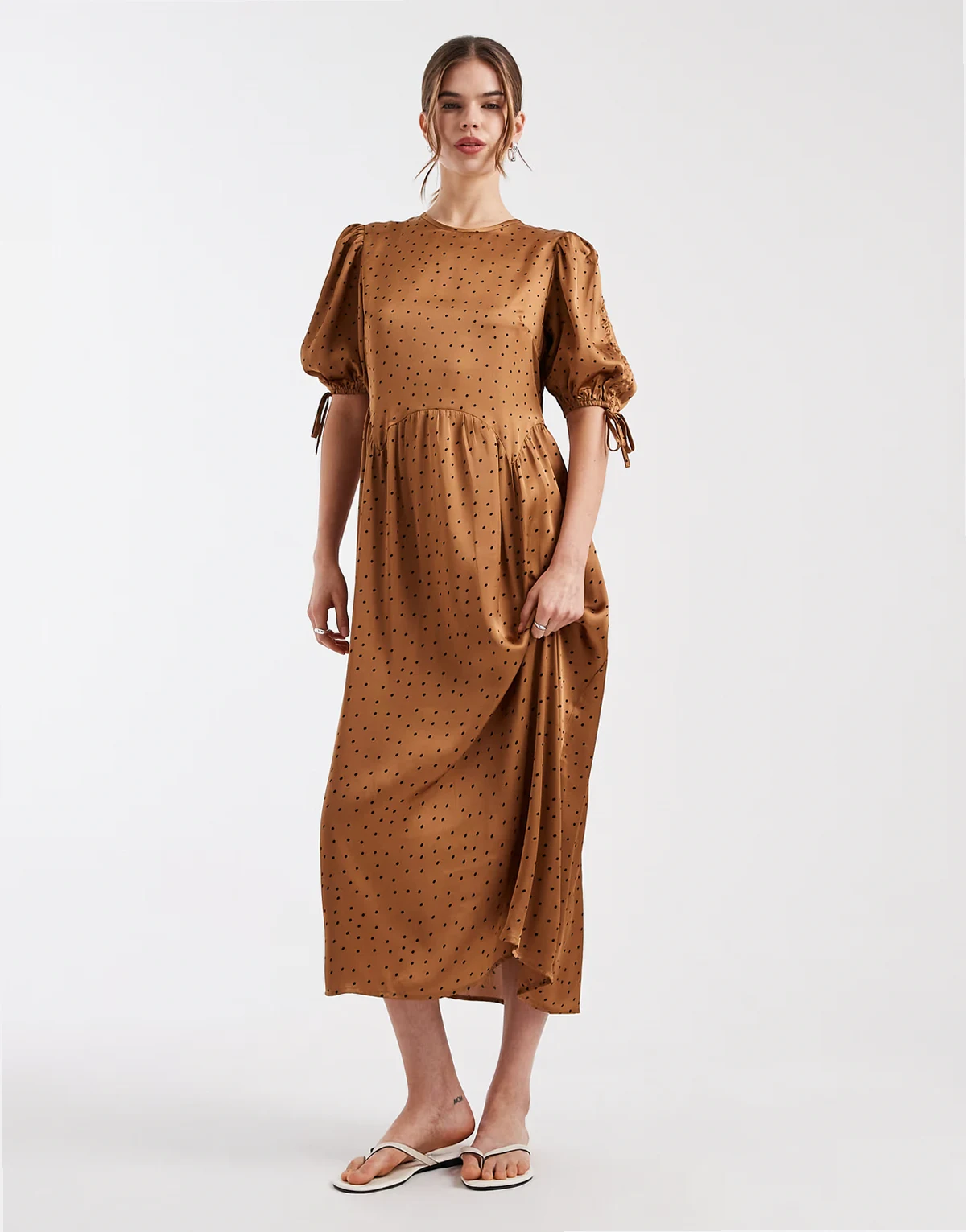 – Midaxi-Kleid in Gold mit Polka-Dot-Muster und gebundenen Trägern