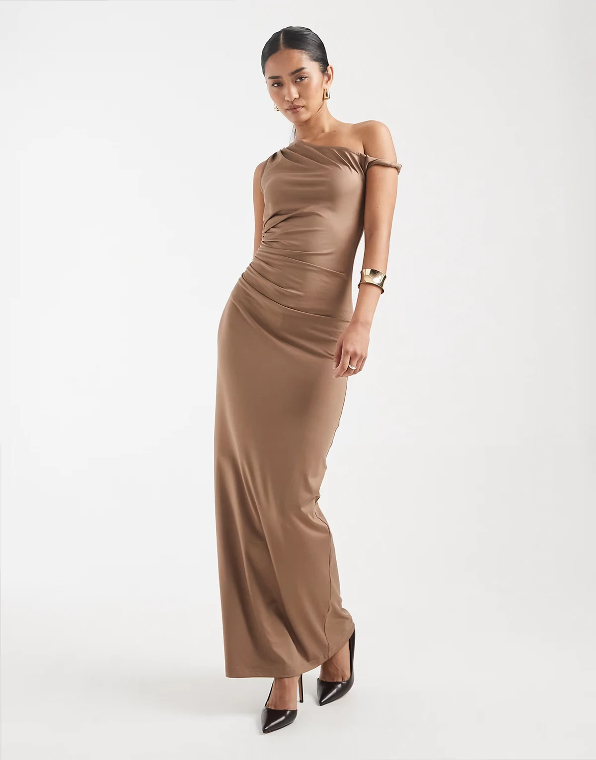 – Maxikleid in Mokka mit seitlicher Raffung und One-Shoulder-Träger