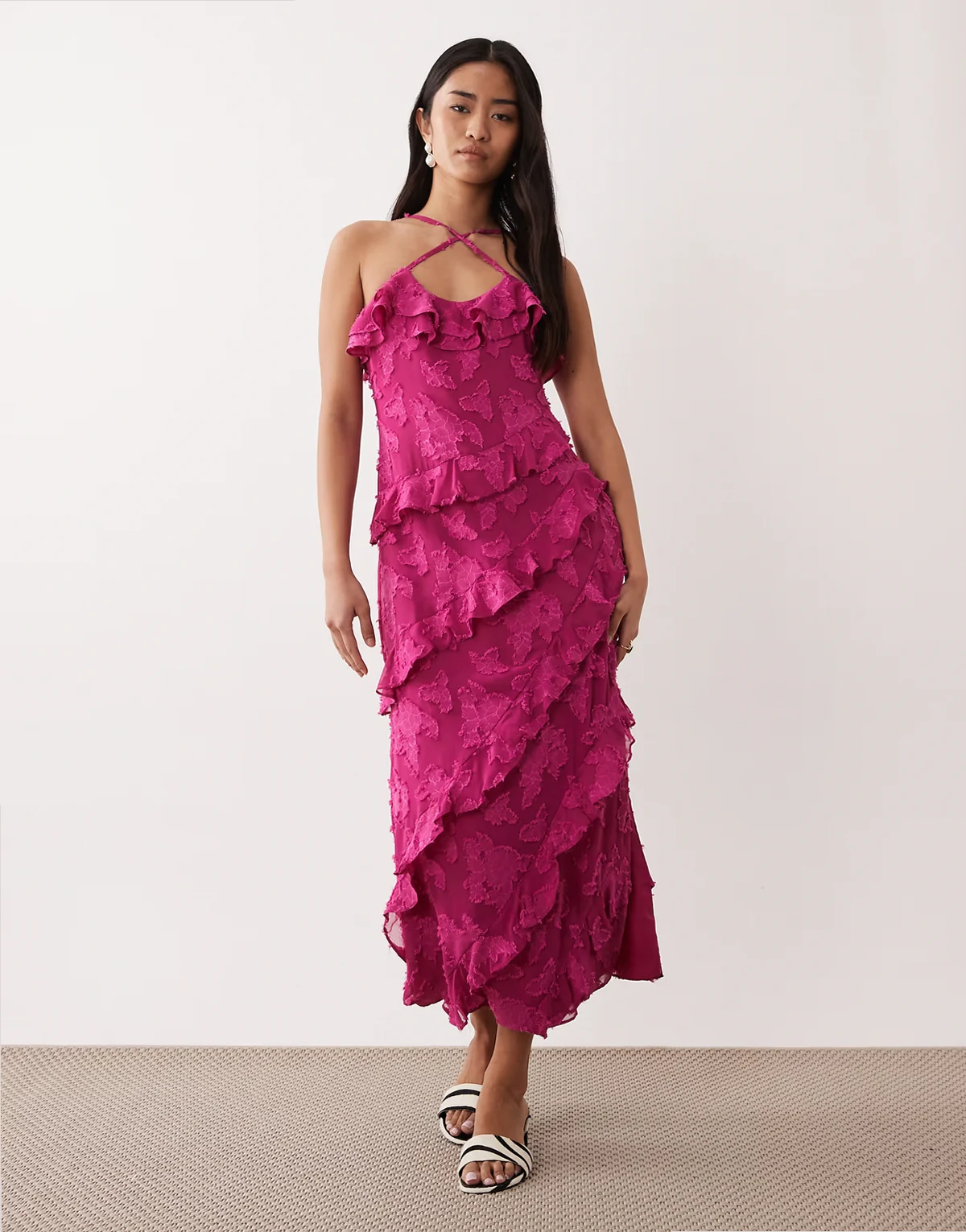 – Midaxi-Kleid aus Jacquard in Beerenrot mit Rüschen und überkreuzten Trägern