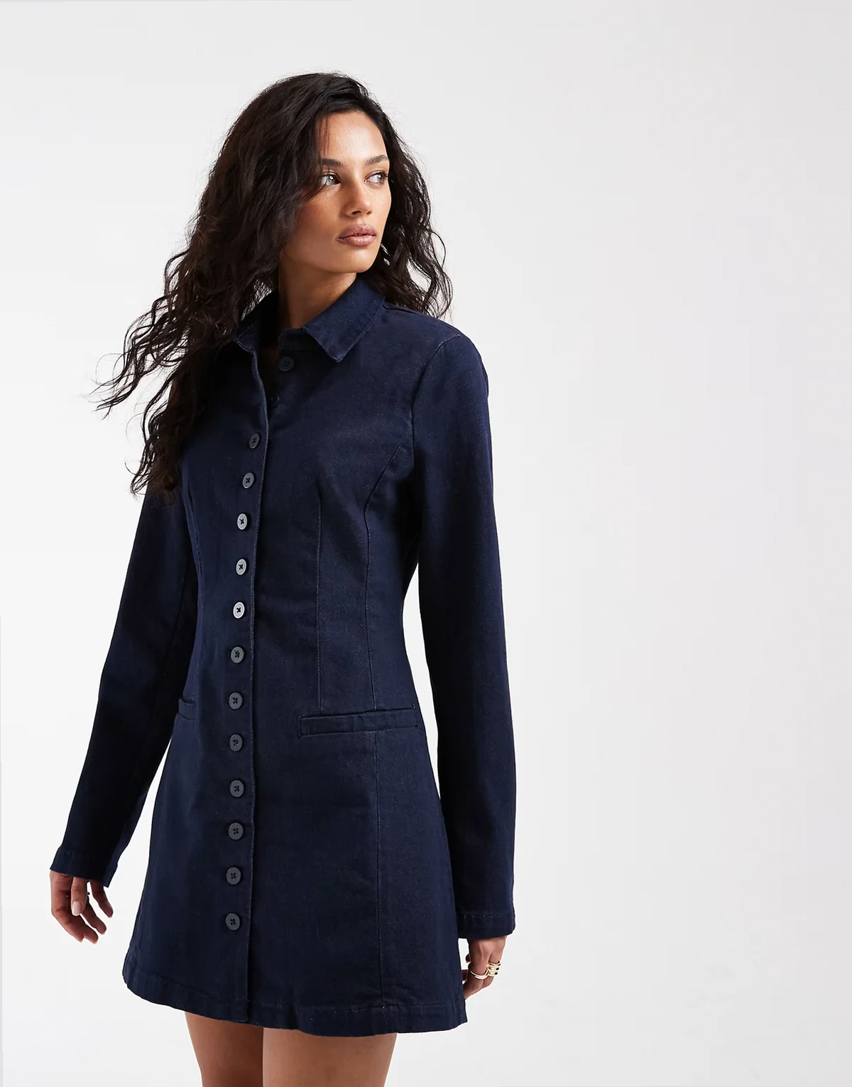 – Blazerkleid aus Denim in tintenblauer Raw-Waschung mit Schulterpolstern