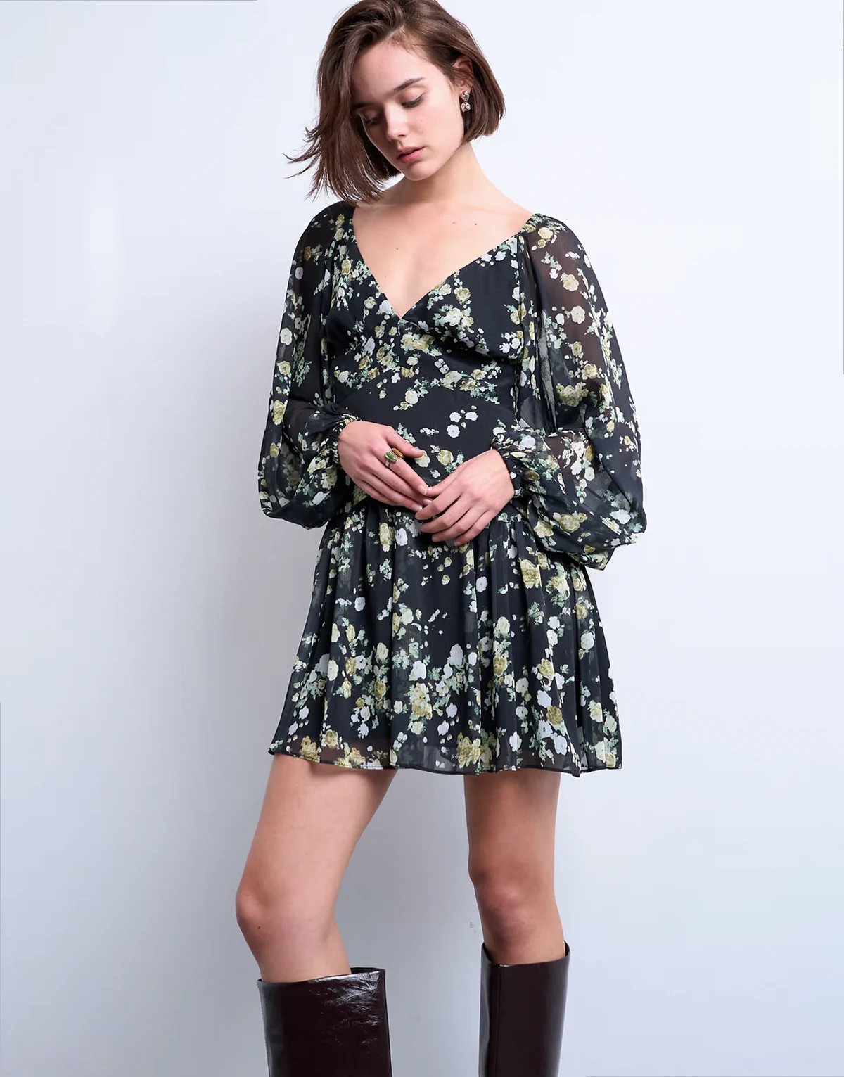 – Sukienka mini z obszernymi rękawami z obcisłym mankietem w kwiatowy wzór w stylu grunge