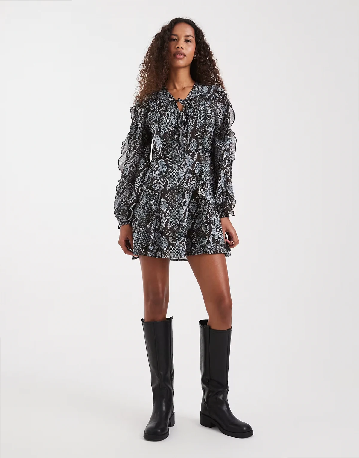 – Luftiges Minikleid in Blau mit Schlangenmuster