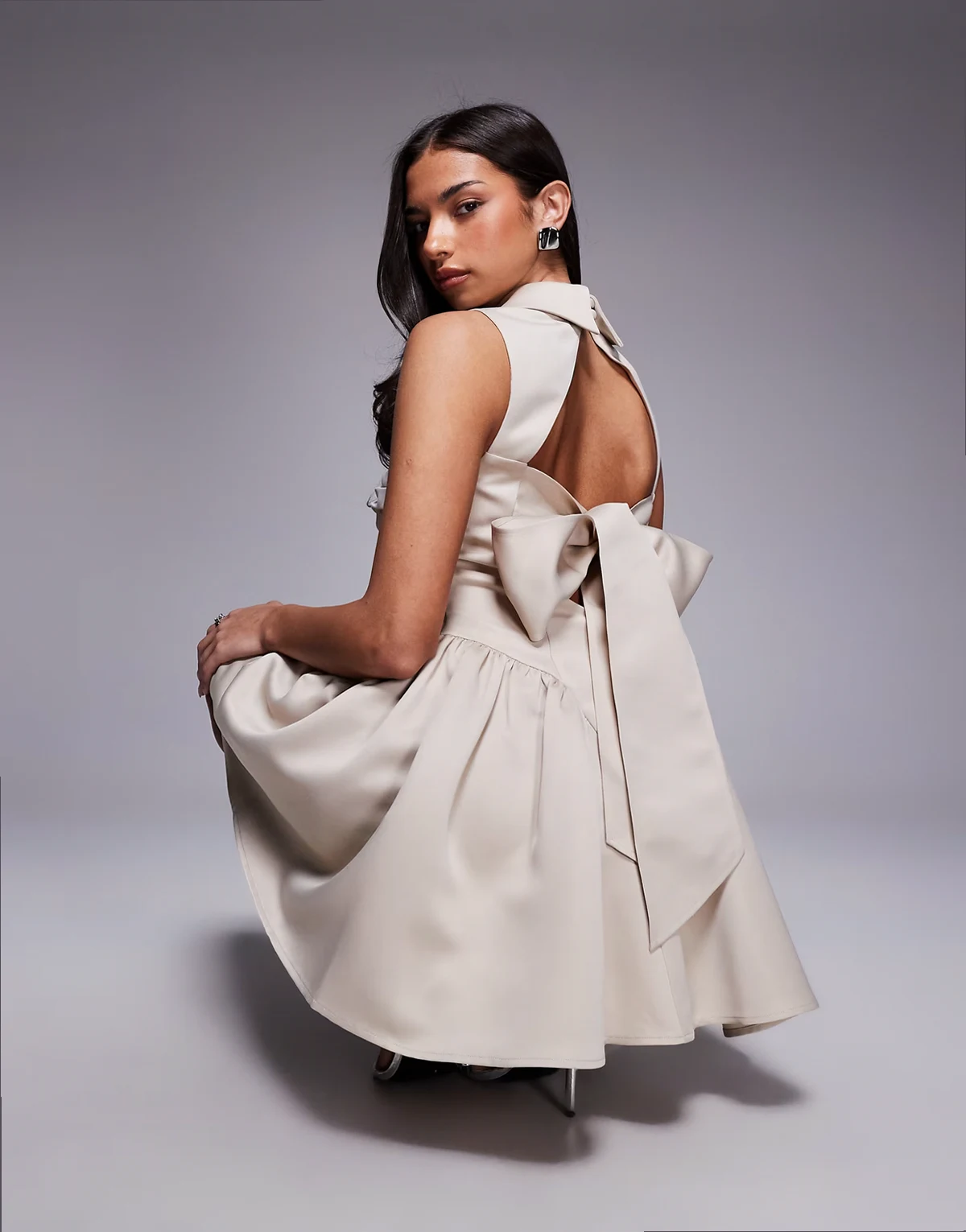 – Minikleid in Steinbeige mit Knopfleiste, Kragen und gerafften Details