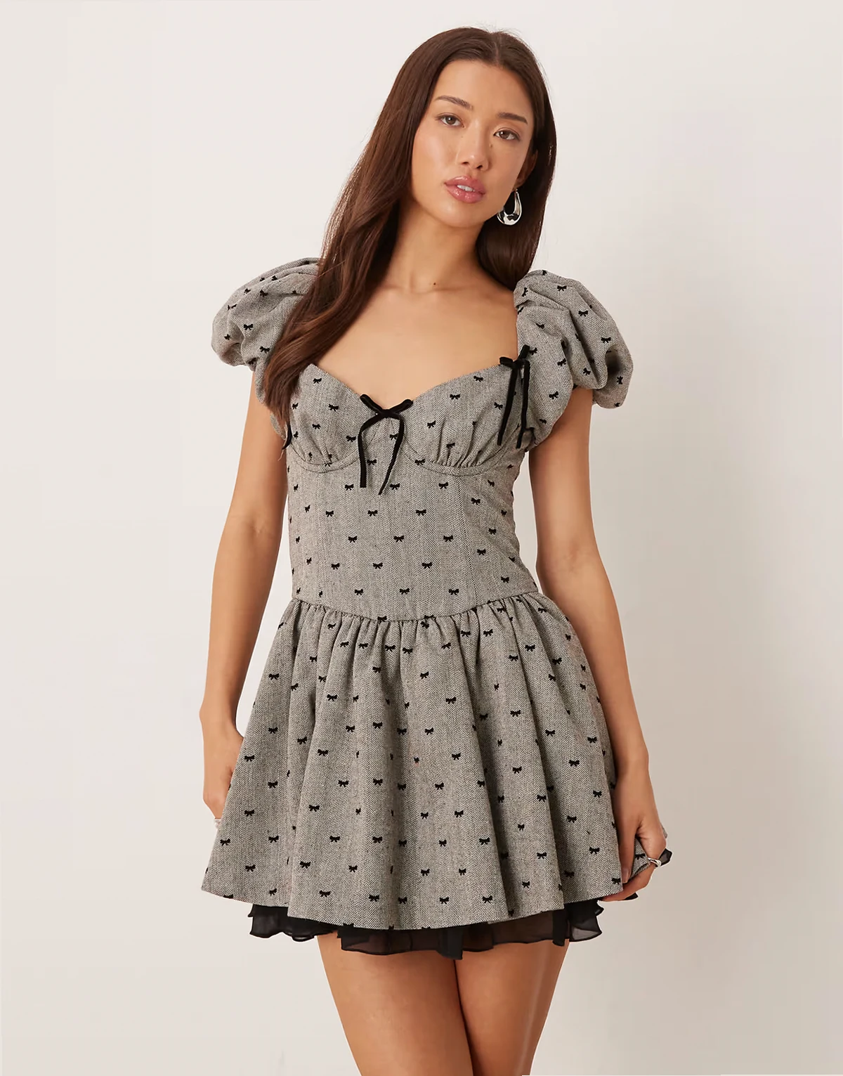 twill dropped waist mini dress in gray bow print
