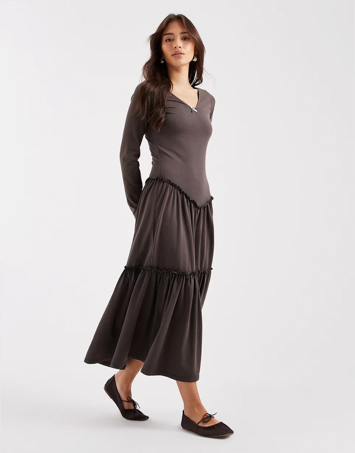 – Sprana brązowo-szara warstwowa sukienka maxi z obniżoną talią