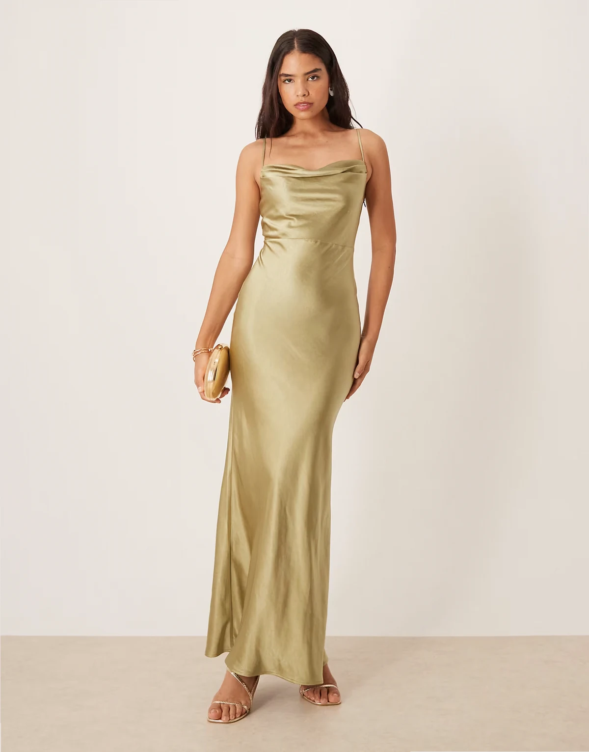 Bridesmaid – Keisha – Oliwkowa satynowa sukienka maxi z drapowanym dekoltem