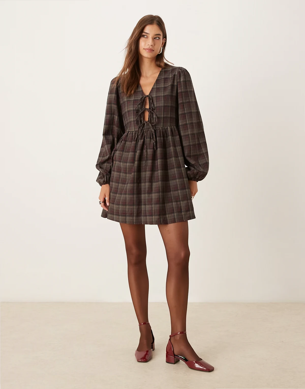 – Langärmliges Mini-Hängerkleid in kariertem Burgunderrot mit V-Ausschnitt und gebundener Vorderseite