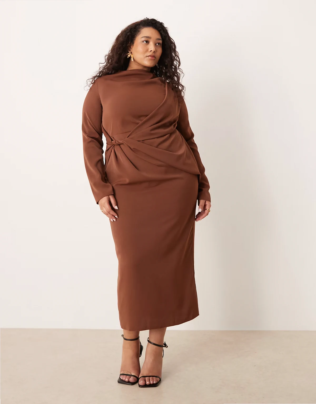 ASOS DESIGN Curve – Czekoladowobrązowa przylegająca drapowana sukienka maxi z zabudowanym dekoltem
