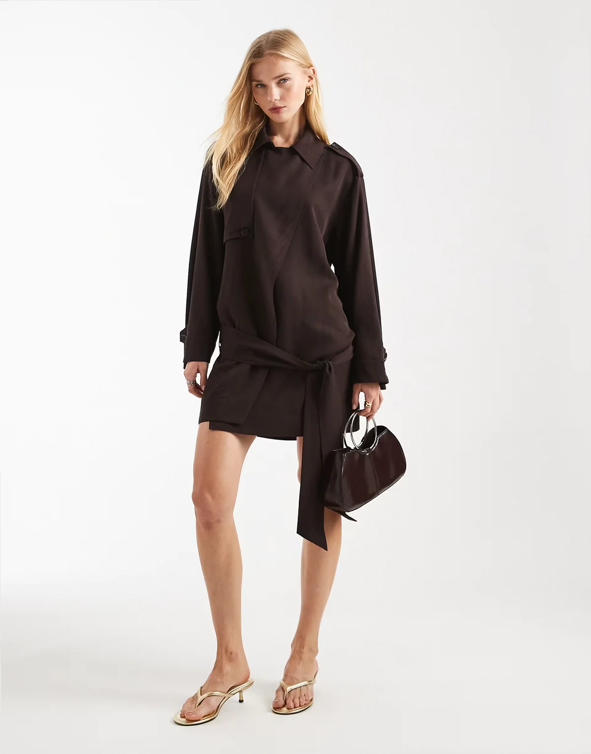 – Kurzes Trenchcoat-Kleid in Schokoladenbraun