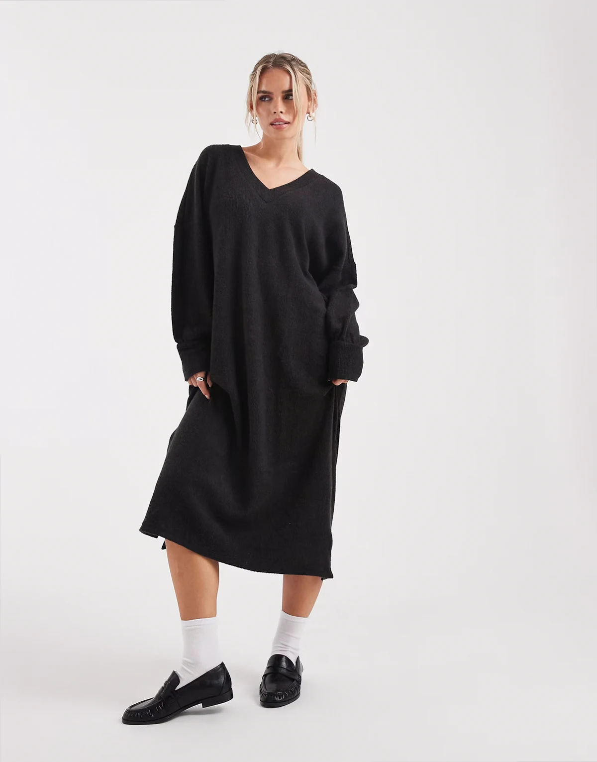 – Weiches, geripptes Strick-Midikleid in Schwarz mit V-Ausschnitt