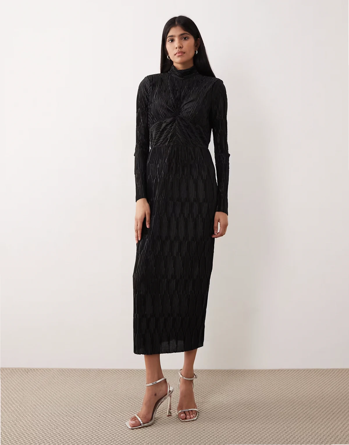 – Hochgeschlossenes Maxikleid aus Satin in Hochglanz-Schwarz mit Struktur
