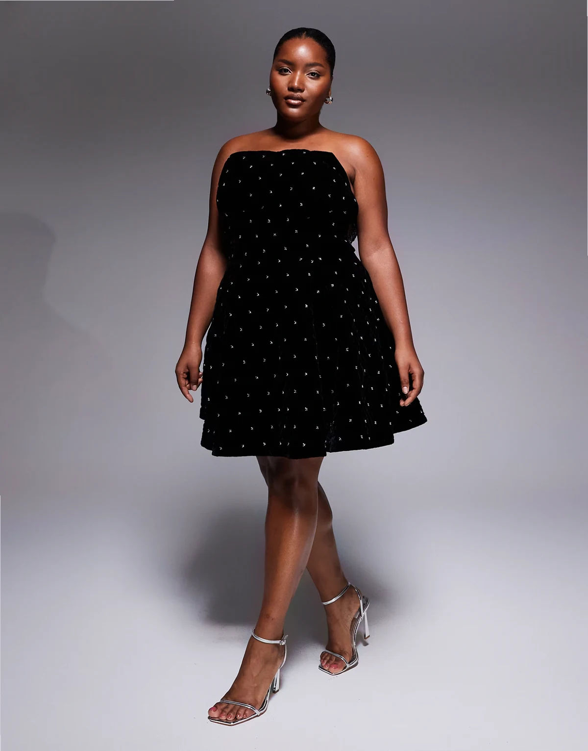 Curve – Minikleid aus gestepptem Samt in Schwarz mit Schmucksteinen