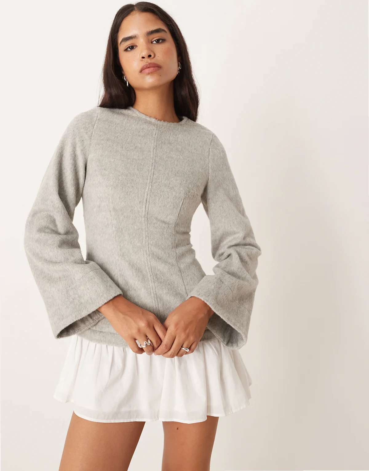 – Superweiches Hybrid-Minikleid in Grau mit tiefer Taille