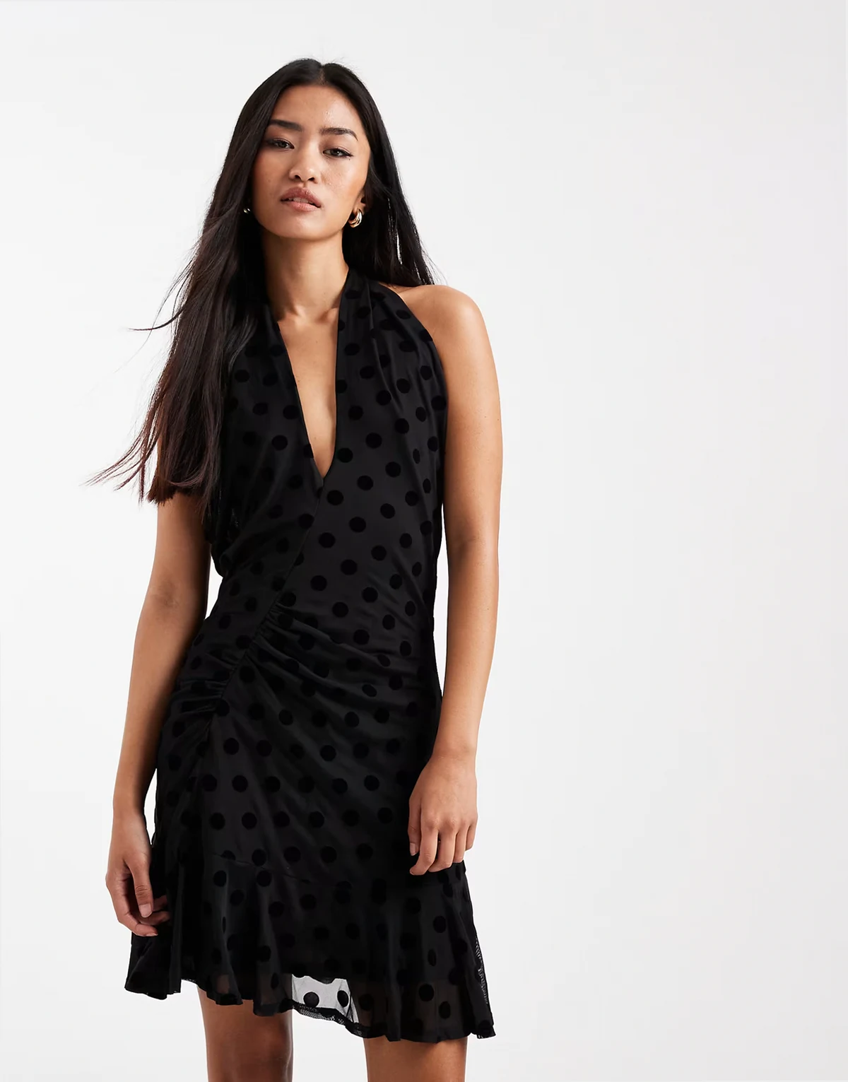 – Schwingendes Minikleid mit beflockten Polka Dots, überkreuztem Detail und Neckholder