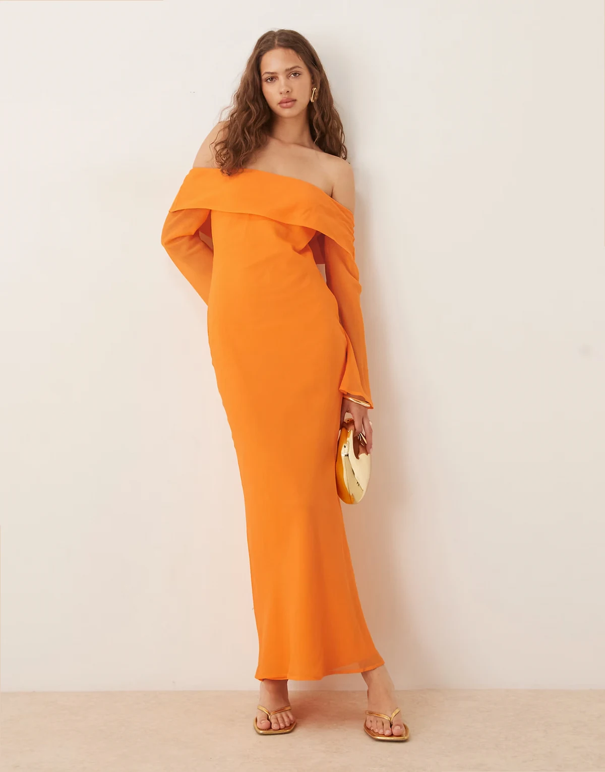 – Schulterfreies Midikleid in Orange mit umgeschlagenem Ausschnitt