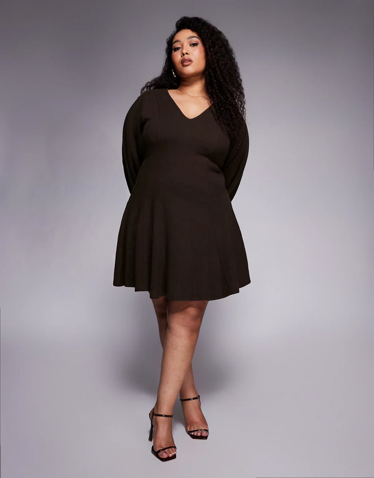 ASOS DESIGN Curve – Czekoladowa bardzo miękka sukienka mini z dekoltem w szpic, rozkloszowanym dołem i przeszyciami
