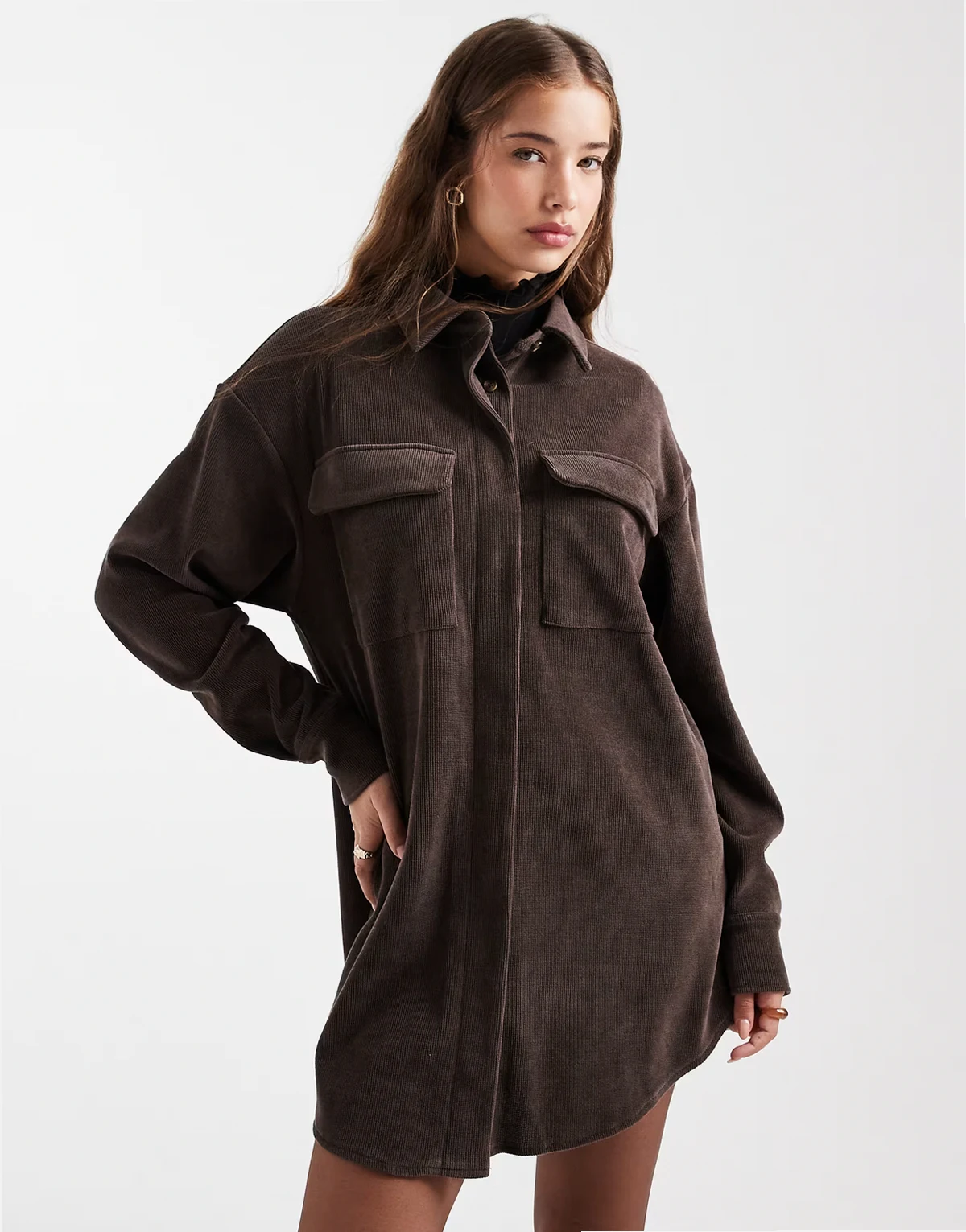 – Kurzes Utility-Hemdkleid aus Cord in Schokobraun