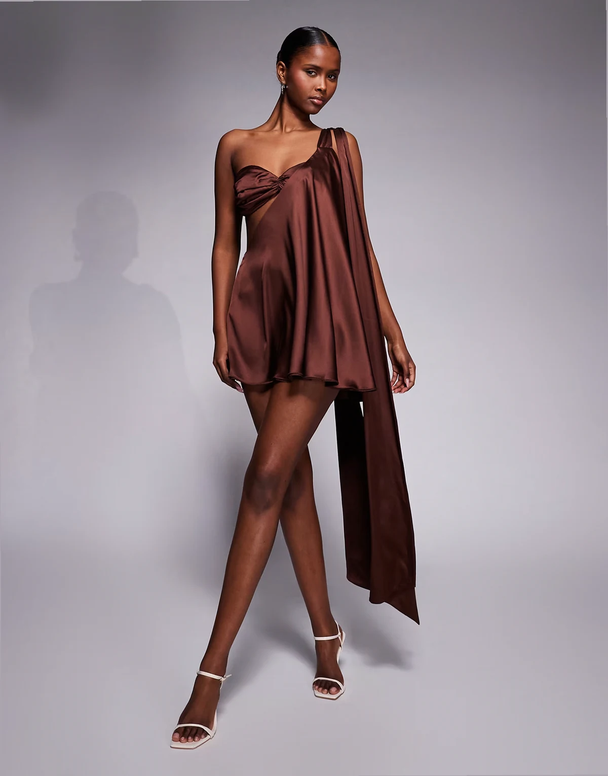 – Anthia – Asymetryczna satynowa sukienka mini w brązowym kolorze