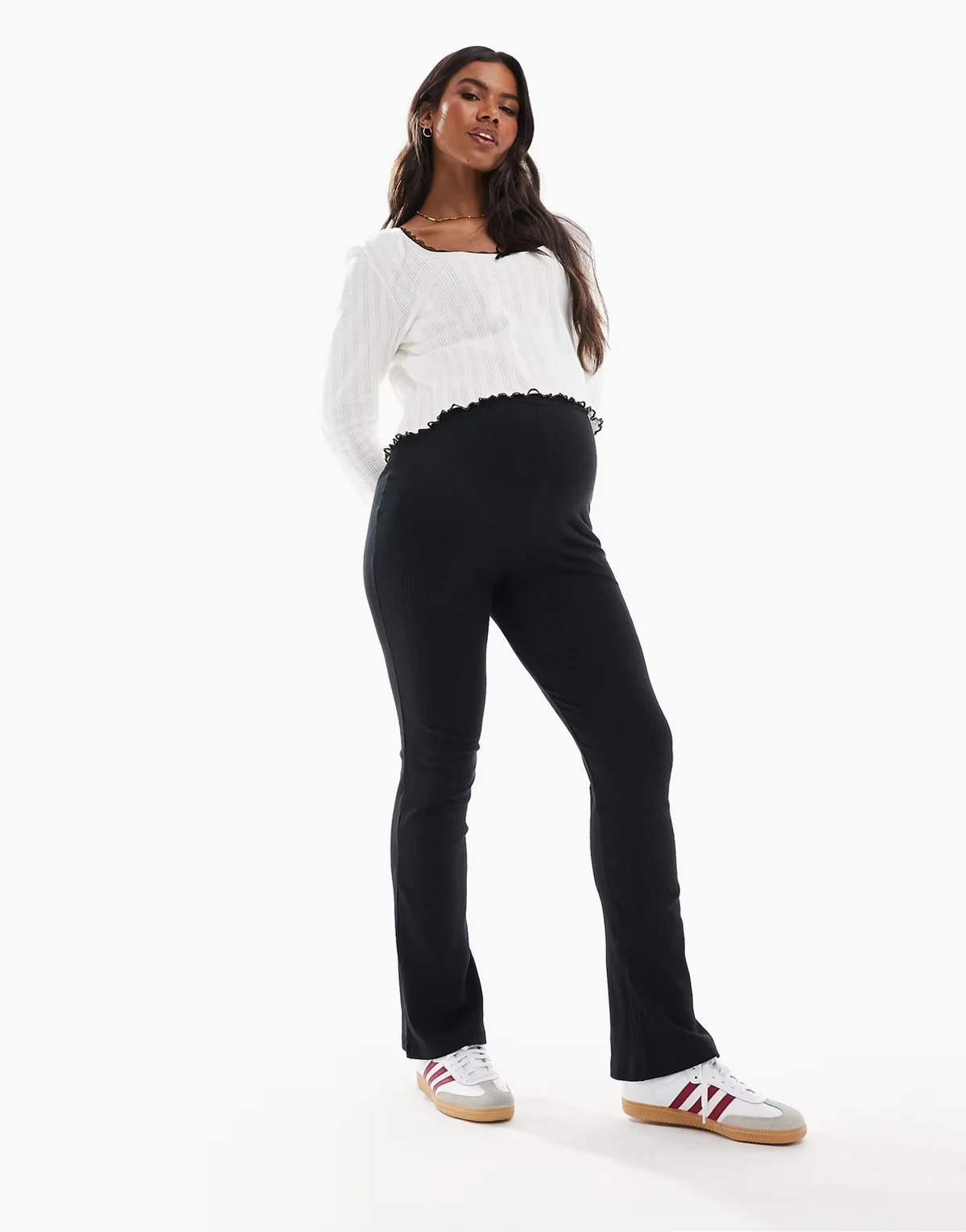 – Gerippte, ausgestellte Leggings in Schwarz mit Überbauchbund