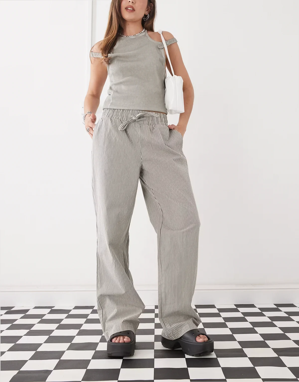 – Vorne gebundene Hose in grau gestreift mit weitem Bein