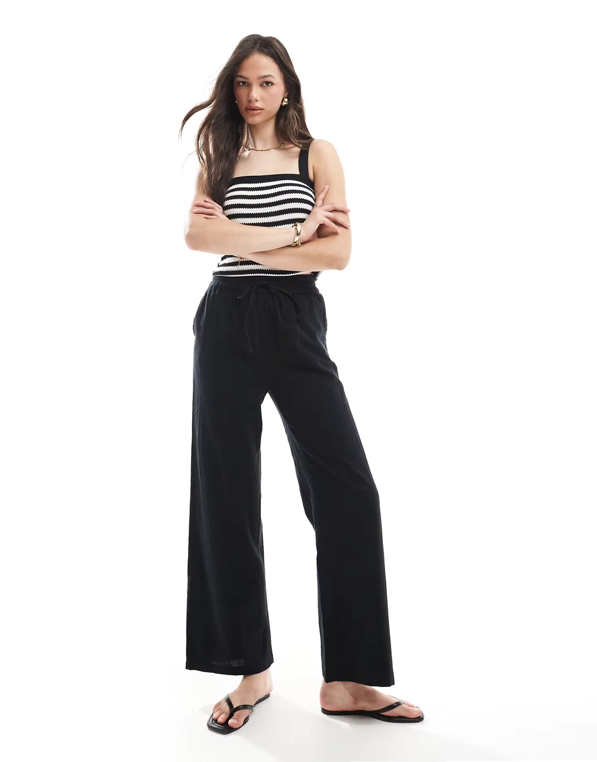 – Weit geschnittene Hose in schwarzer Leinenoptik