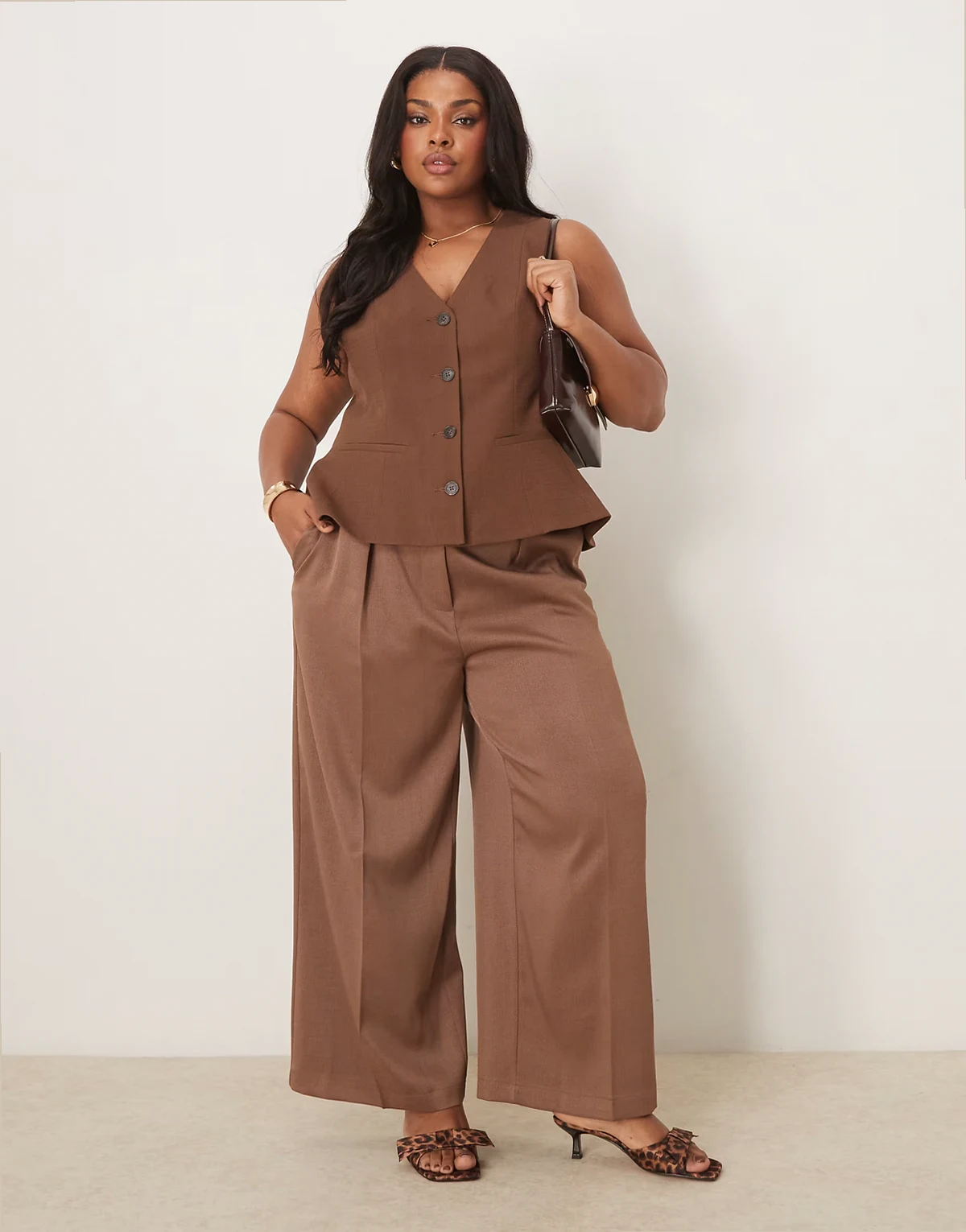 ASOS DESIGN Curve – Eleganckie spodnie z krótszymi nogawkami w kolorze mokki z paskiem z poliuretanu