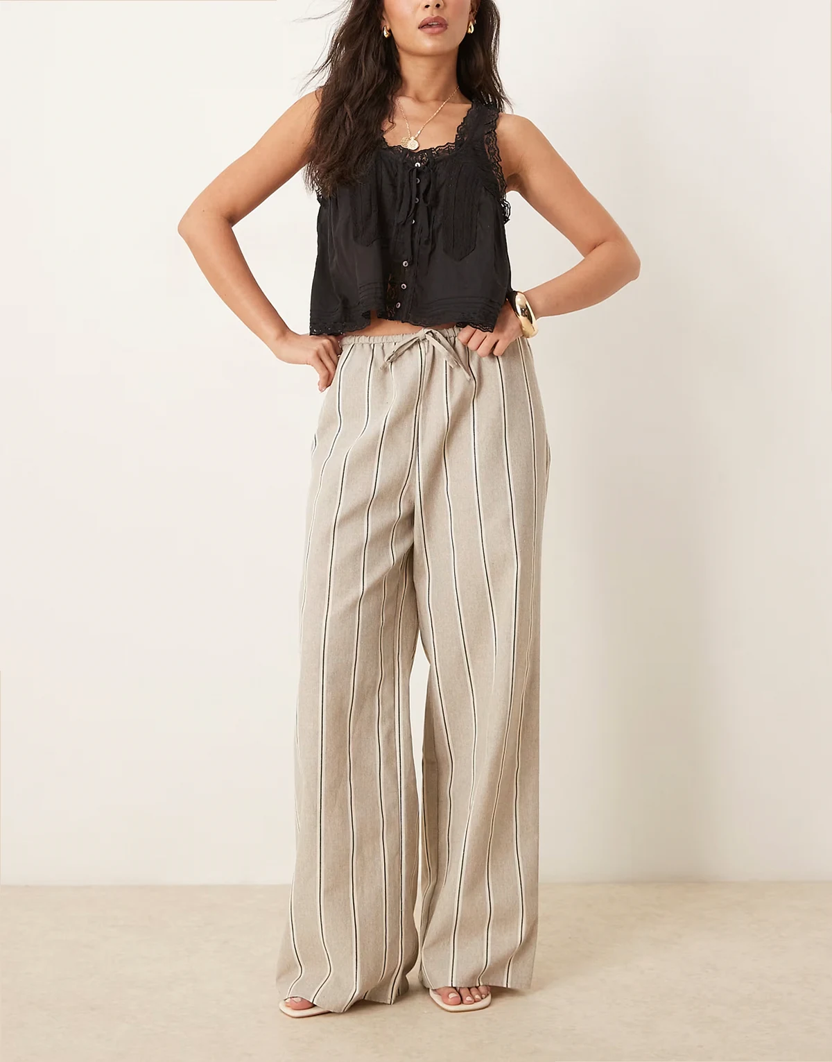 – Schlupfhose in Taupe gestreift in Leinenoptik mit weitem Bein
