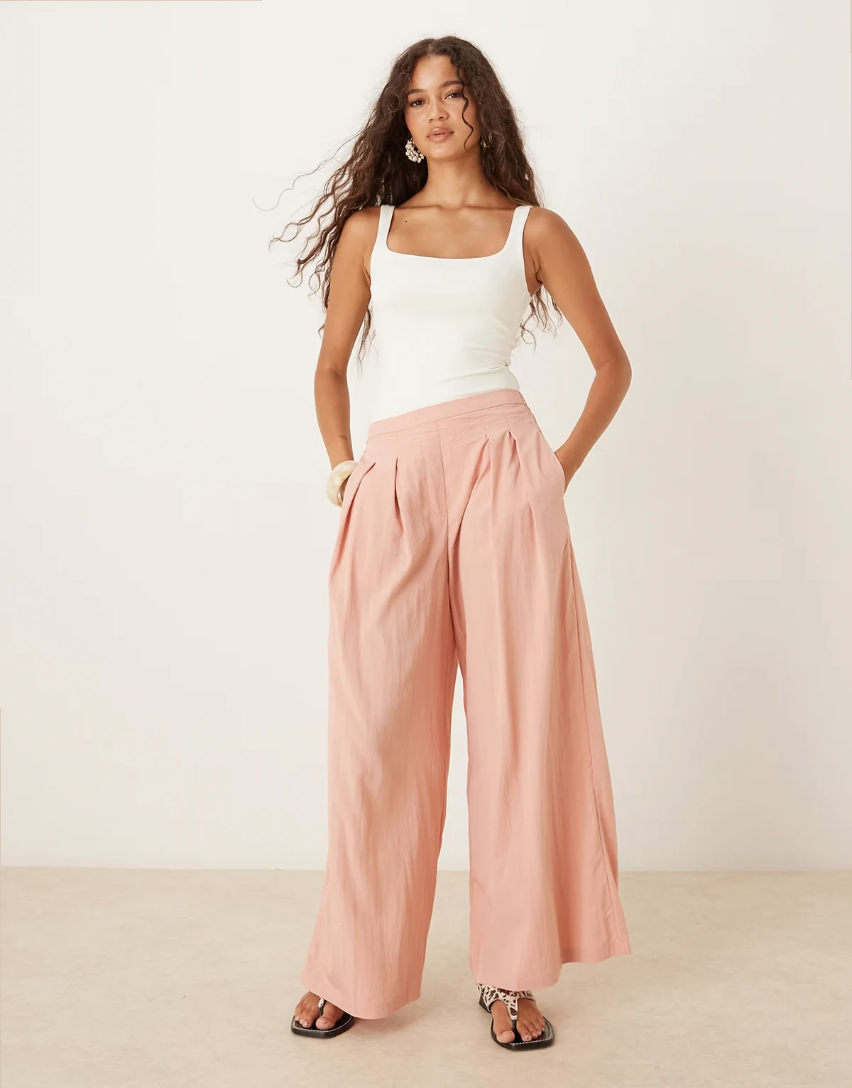 – Leichte Hose in Altrosa mit weitem Bein