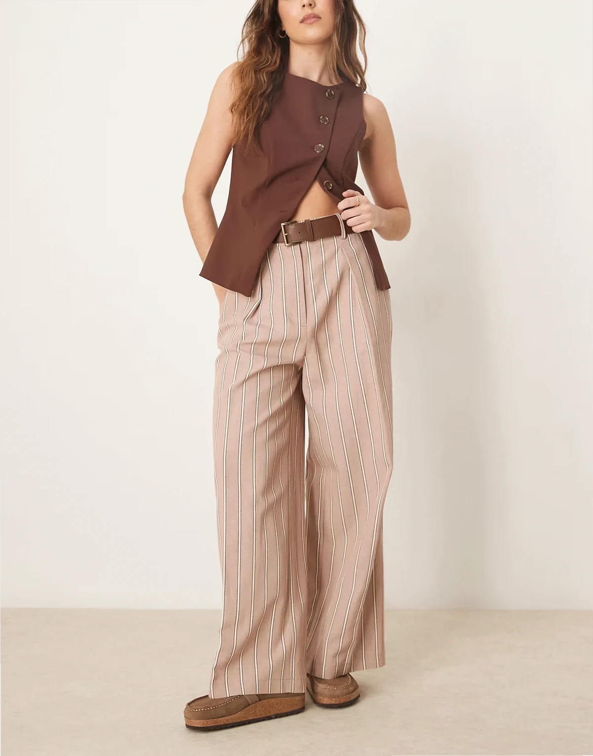 – Elegante, knöchellange Relaxed-Fit-Hose in gestreiftem Mokka mit Kunstledergürtel