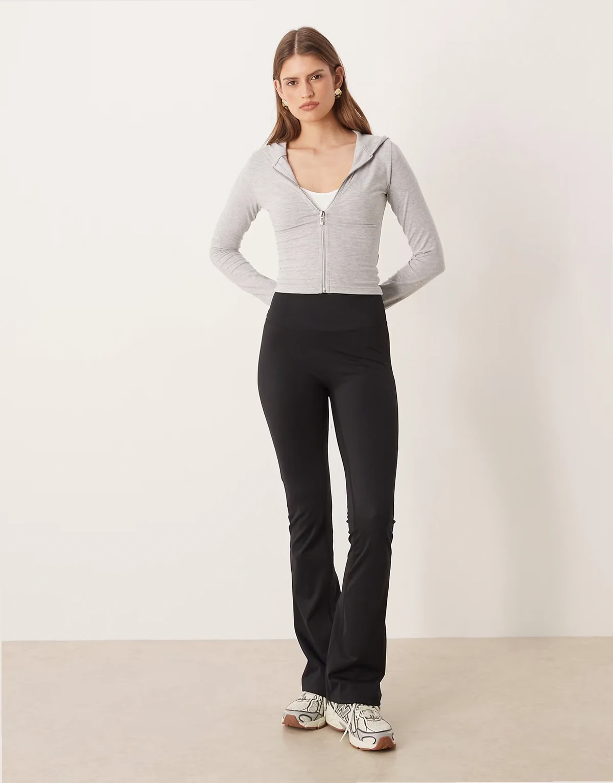 – Weiche, ausgestellte Leggings in Schwarz