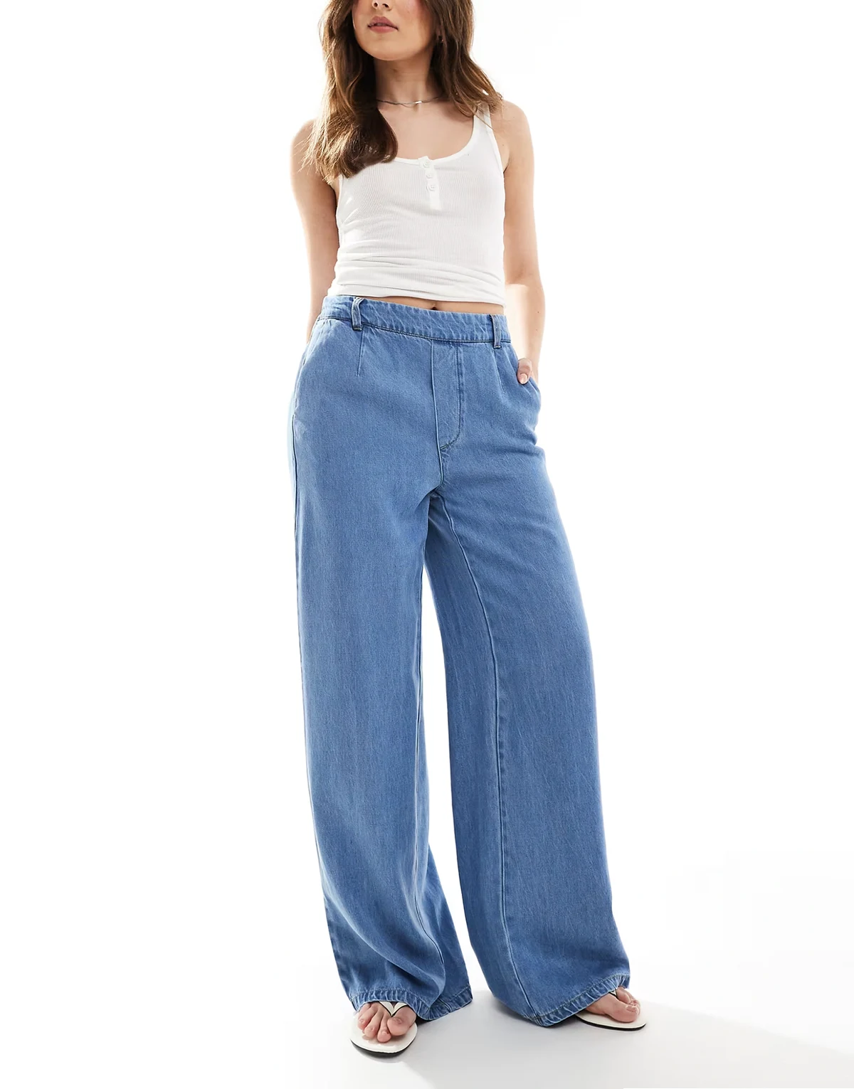 – Jasnoniebieskie jeansowe spodnie z szerokimi nogawkami z tkaniny chambray