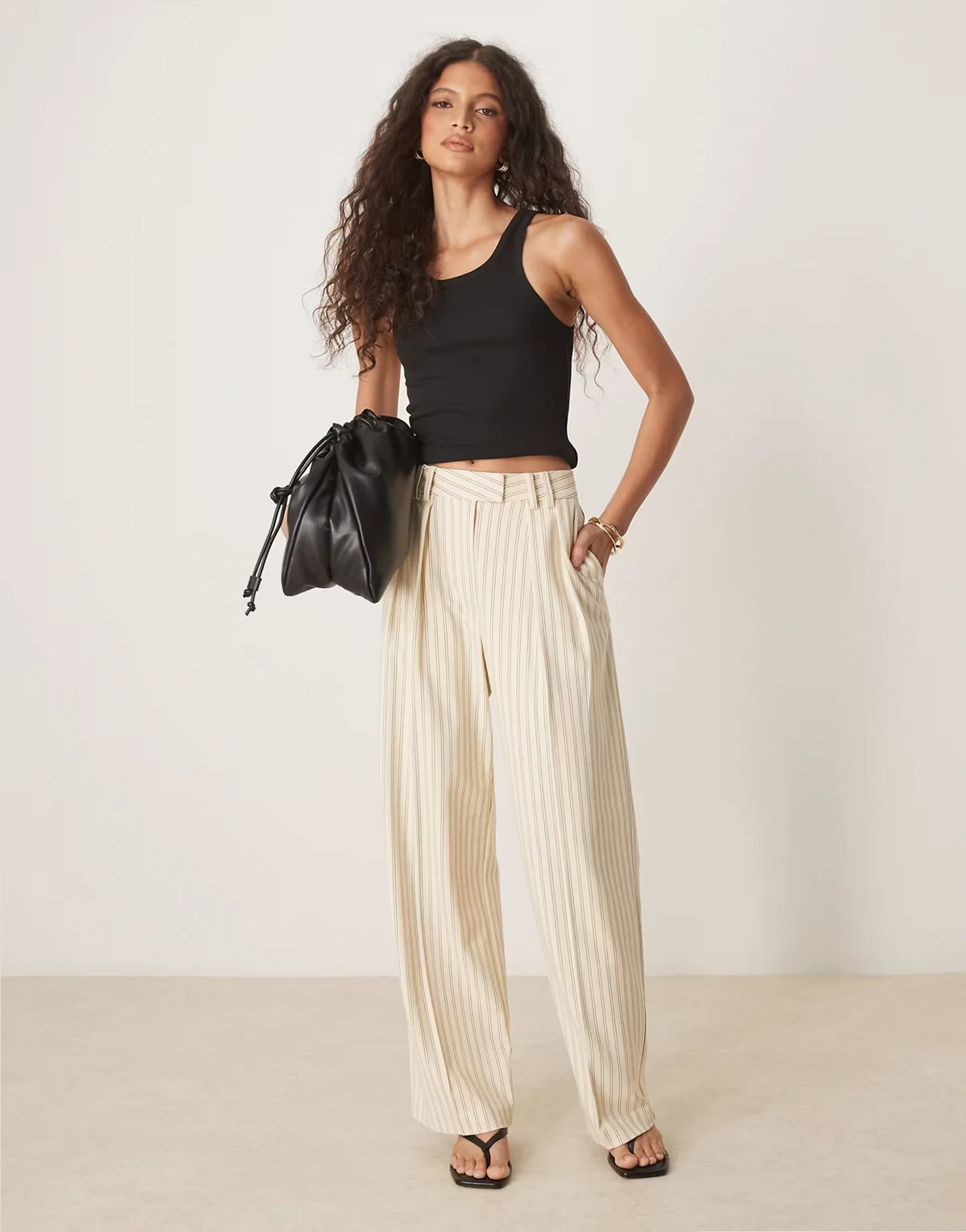 – Elegante Hose in gestreiftem Buttermilchgelb mit weitem Bein und Bundfalten