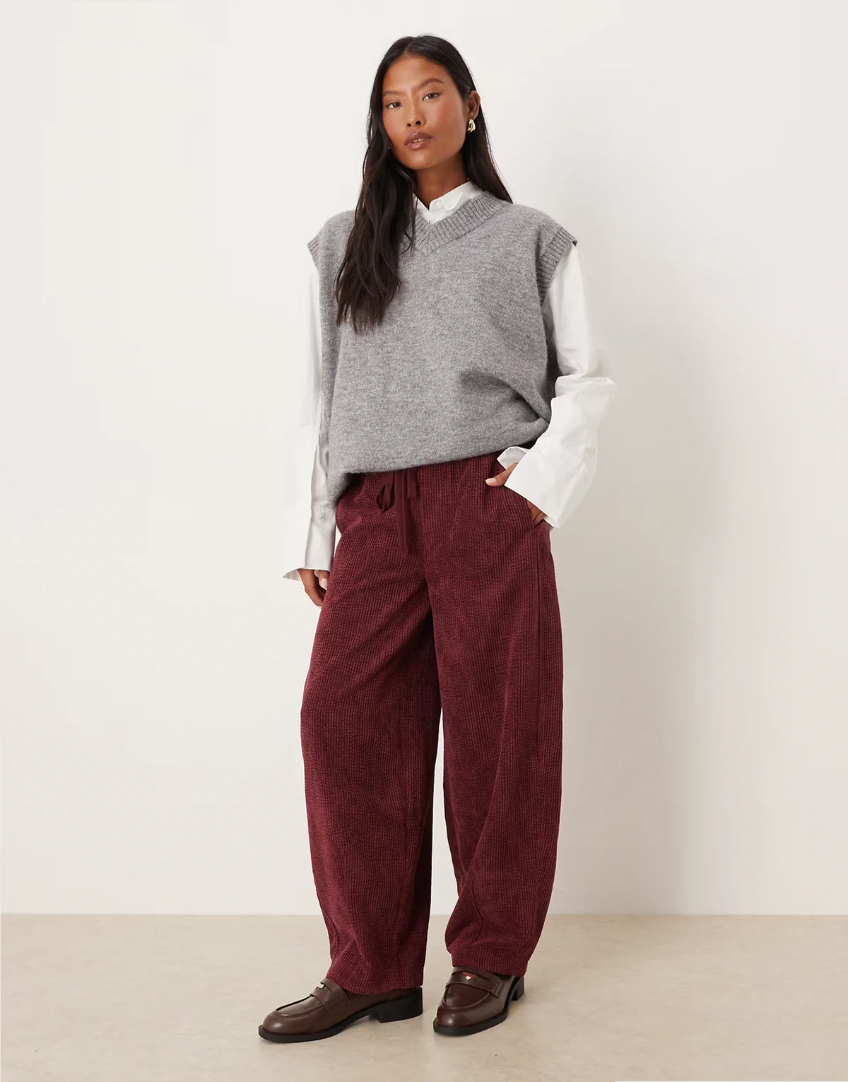 ASOS DESIGN Petite – Schlupf-Jeans aus Cord in Burgunderrot mit abgerundetem Beinschnitt