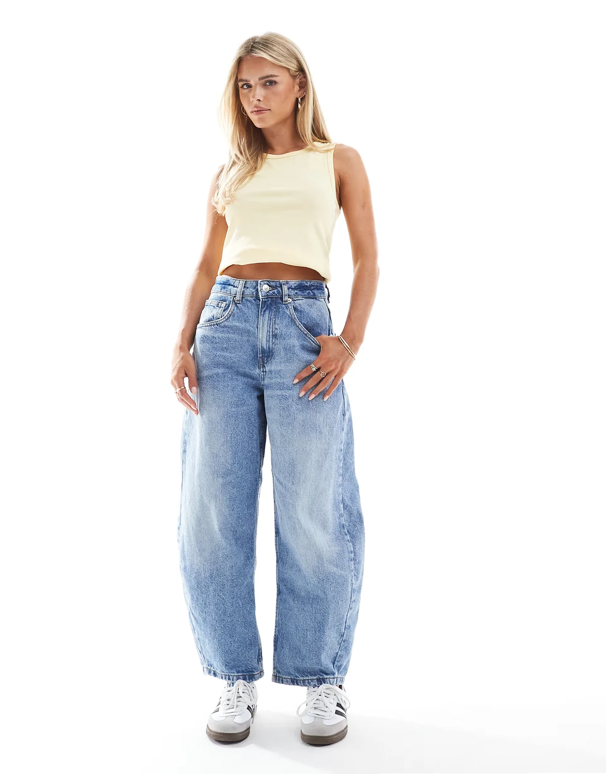 ASOS DESIGN Petite – Barrel-Jeans in Mittelblau mit hohem Bund