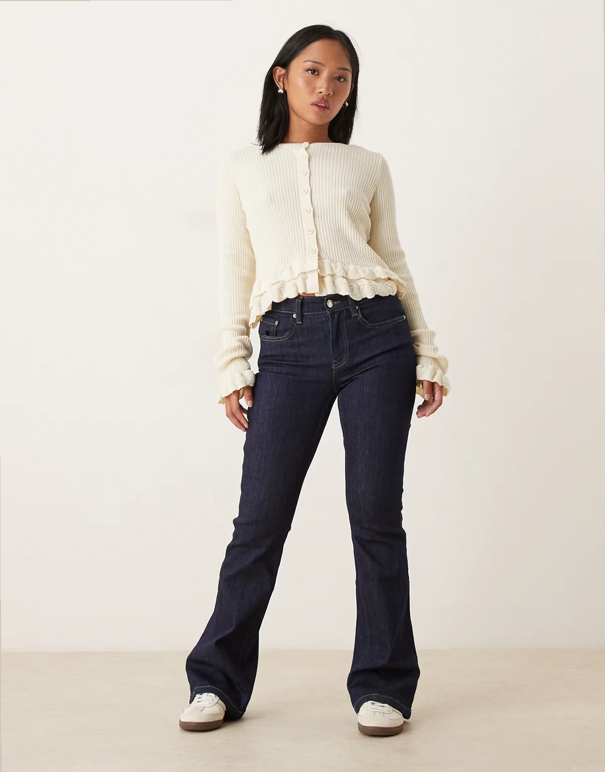 – Bootcut-Jeans in dunkler indigoblauer Waschung mit niedrigem Bund