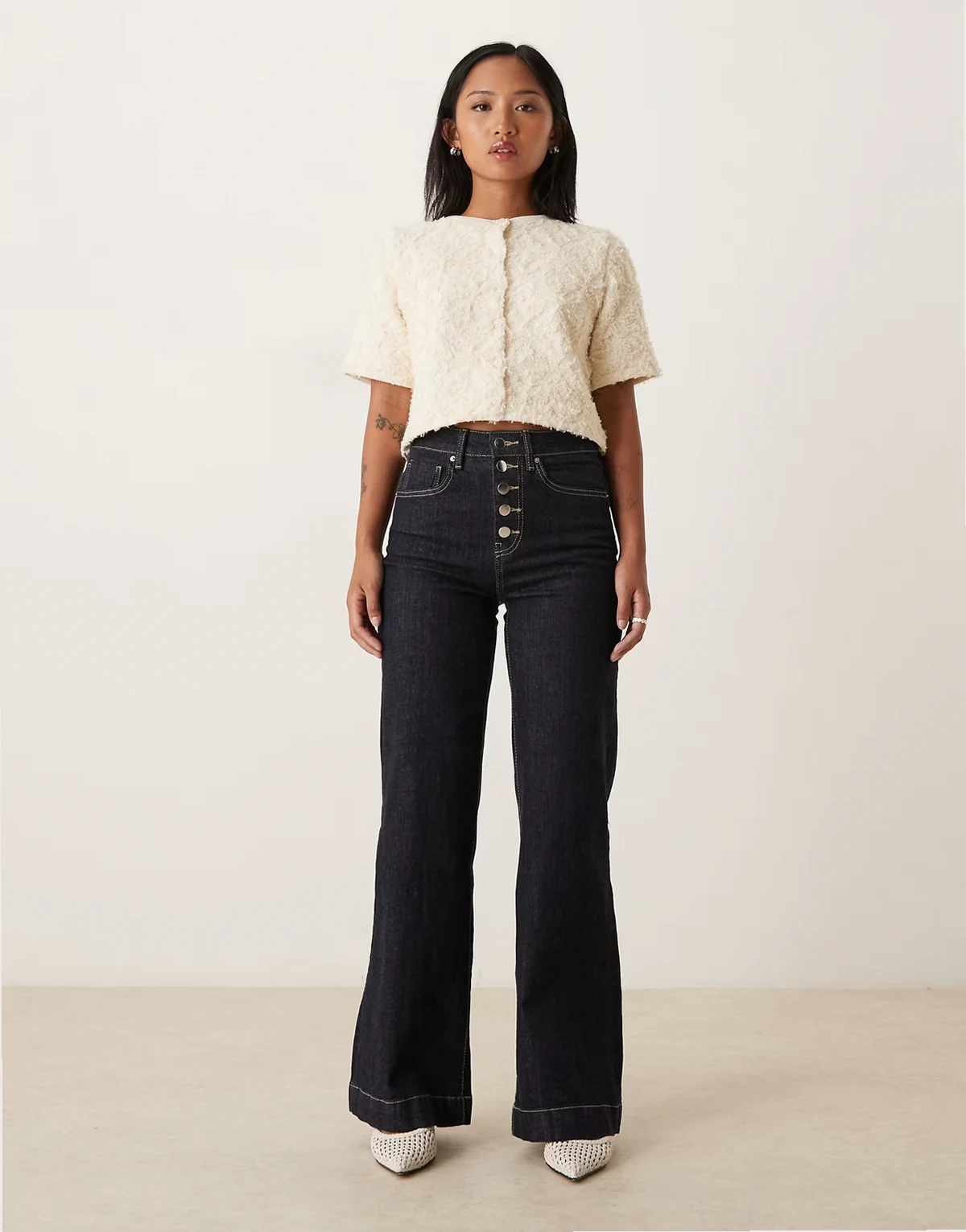 – Elegante Schlagjeans in dunkler indigoblauer Waschung