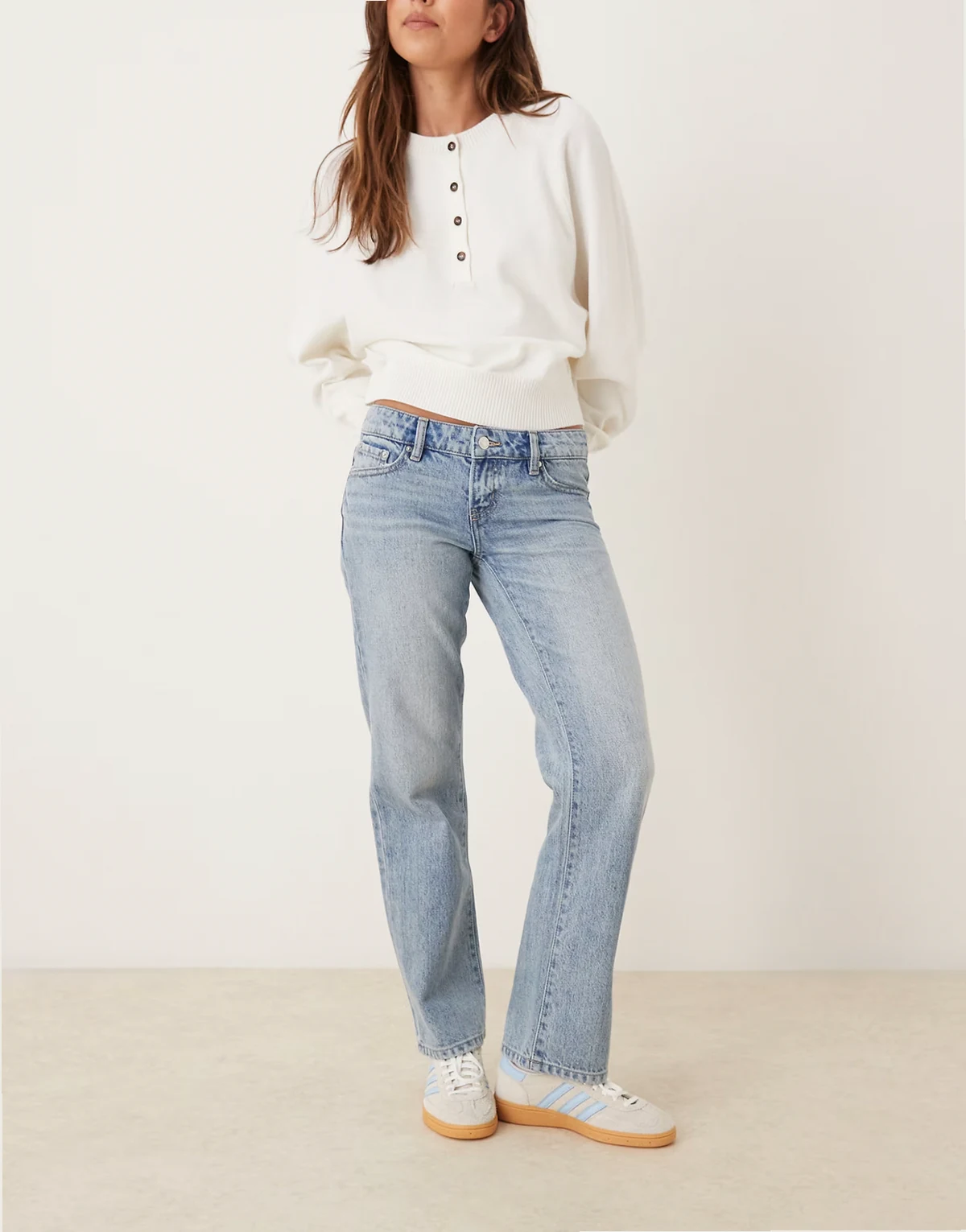 – Gerade geschnittene Jeans in verwaschenem Vintage-Hellblau mit niedrigem Bund