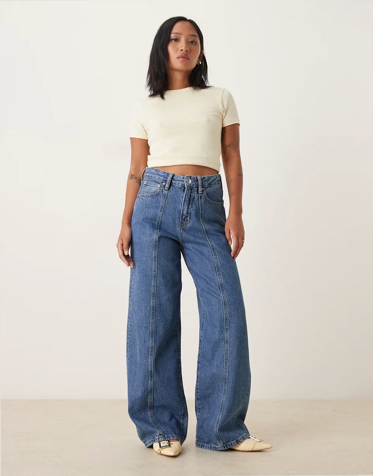 – Weit geschnittene Jeans in mittelblauer Waschung mit Ziernaht vorne