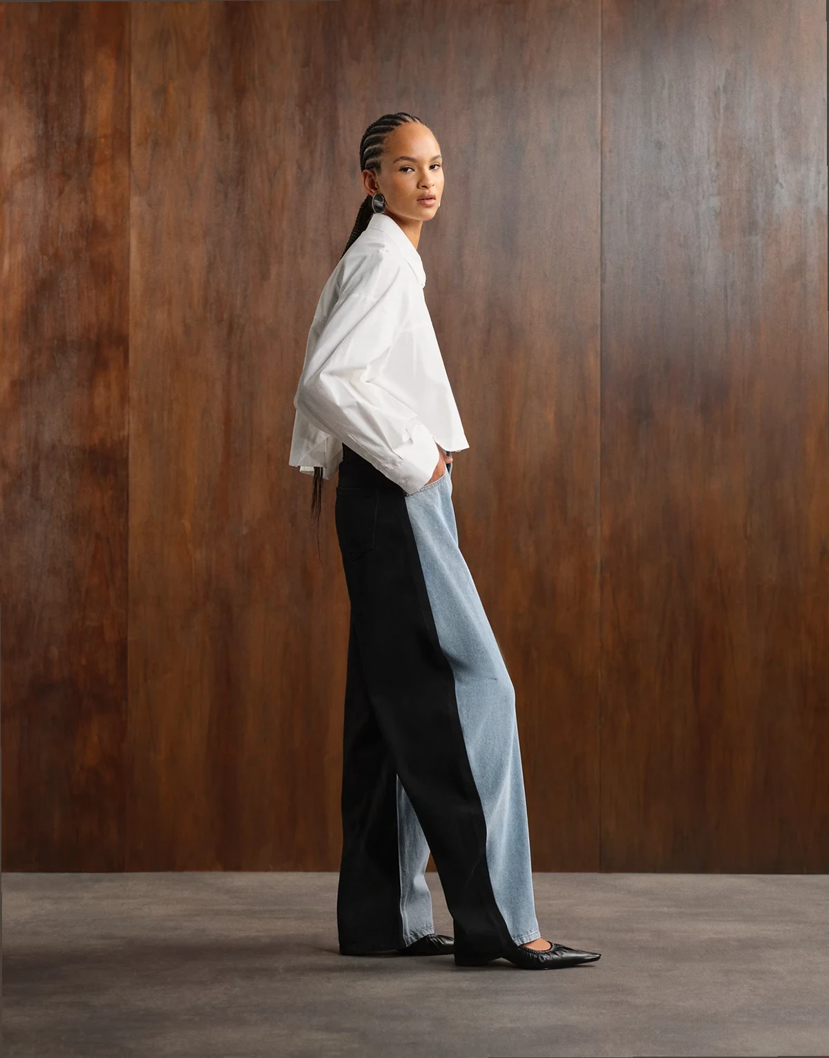 – Jeansy z baryłkowymi nogawkami w kształcie podkowy w kolorze czarnym i niebieskim