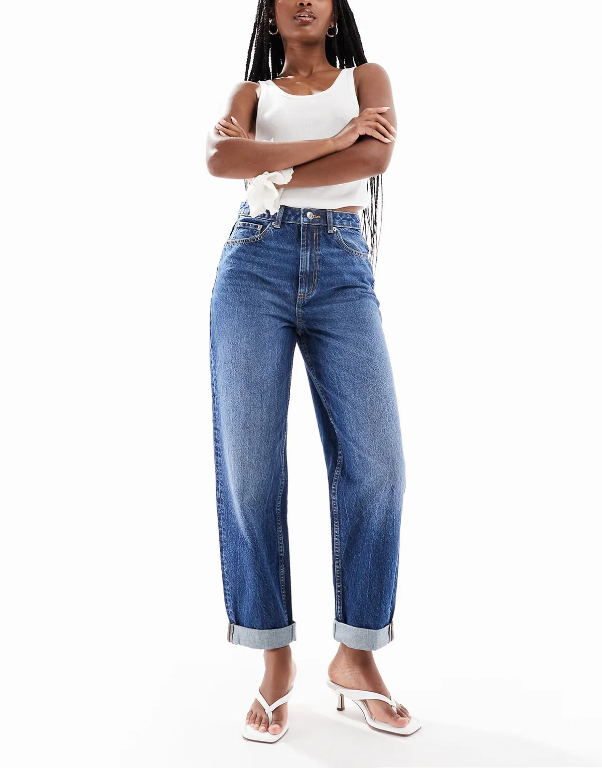 – Ciemnoniebieskie jeansy mom fit z podwyższonym stanem