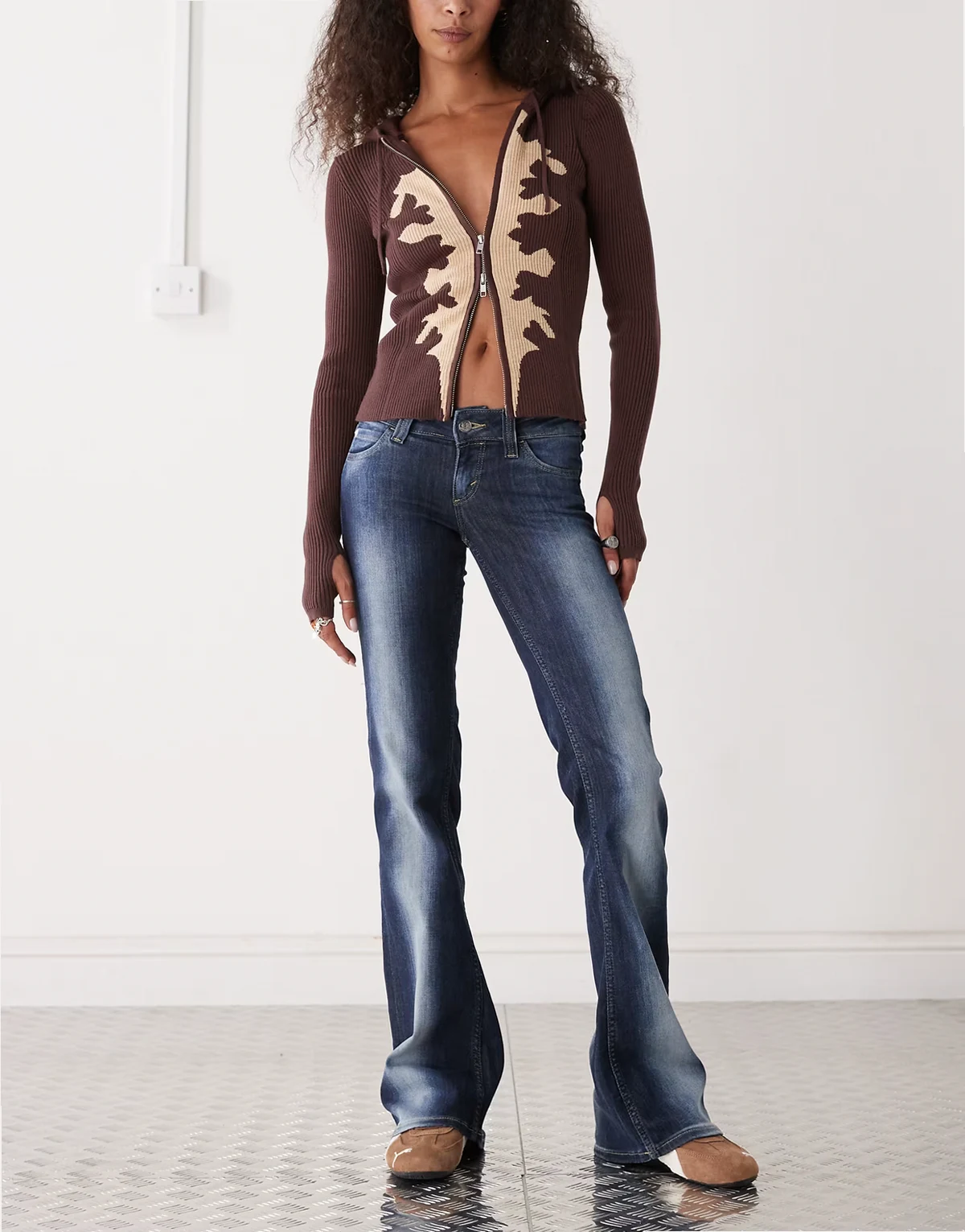 – Booty Bei – Granatowe jeansy bootcut z obniżonym stanem i efektem sprania