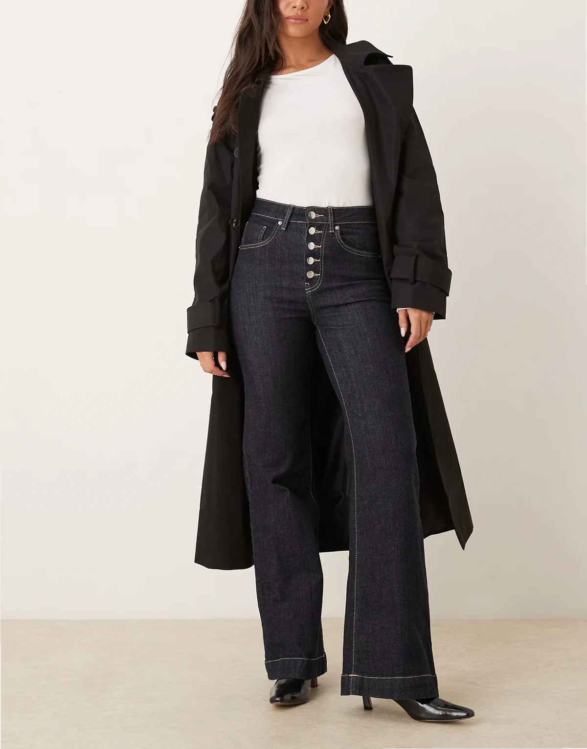 – Elegante Schlagjeans in dunkler indigoblauer Waschung